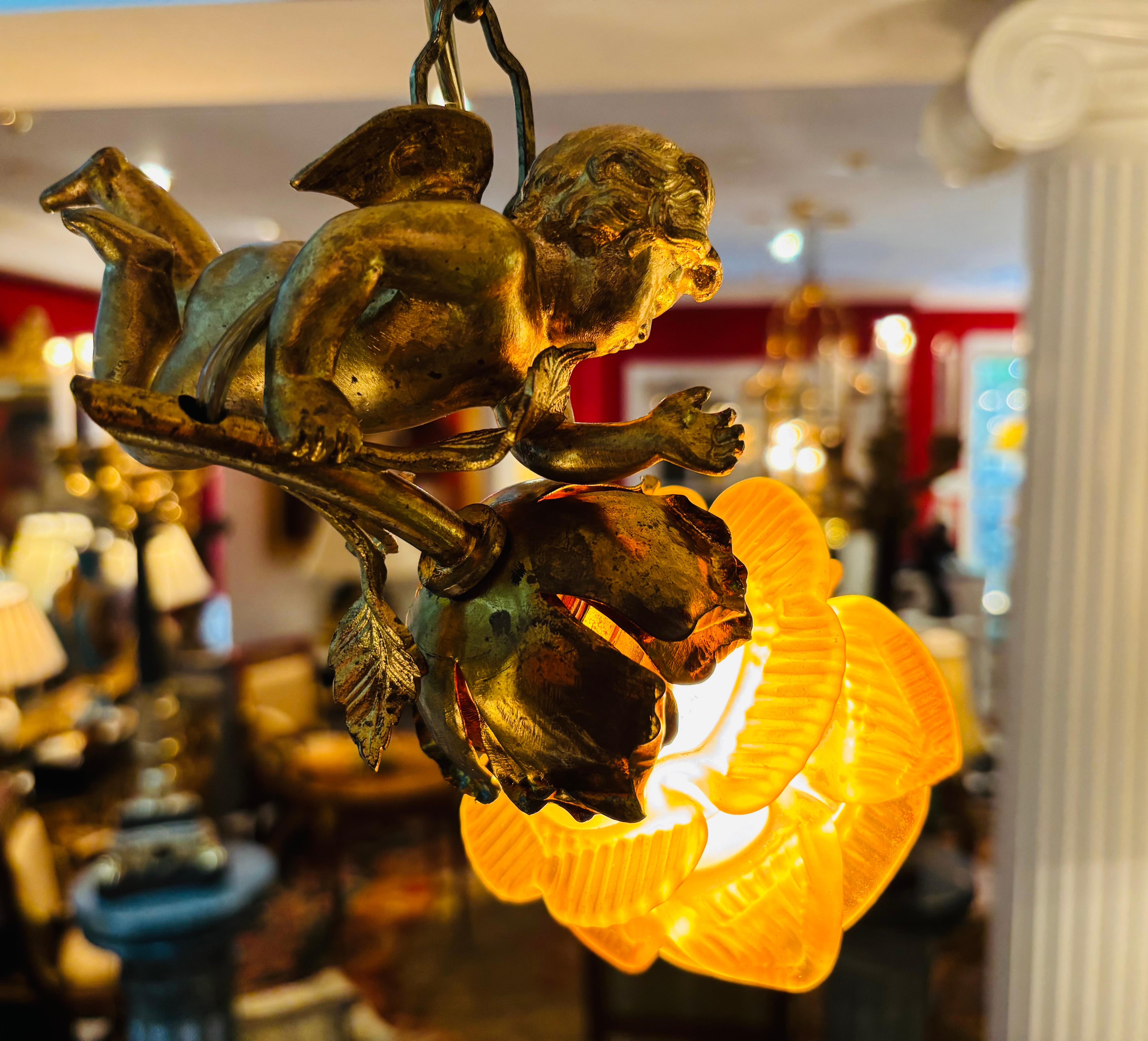 Una lampada a sospensione in bronzo dorato Art Nouveau francese con putto volante in vendita 4