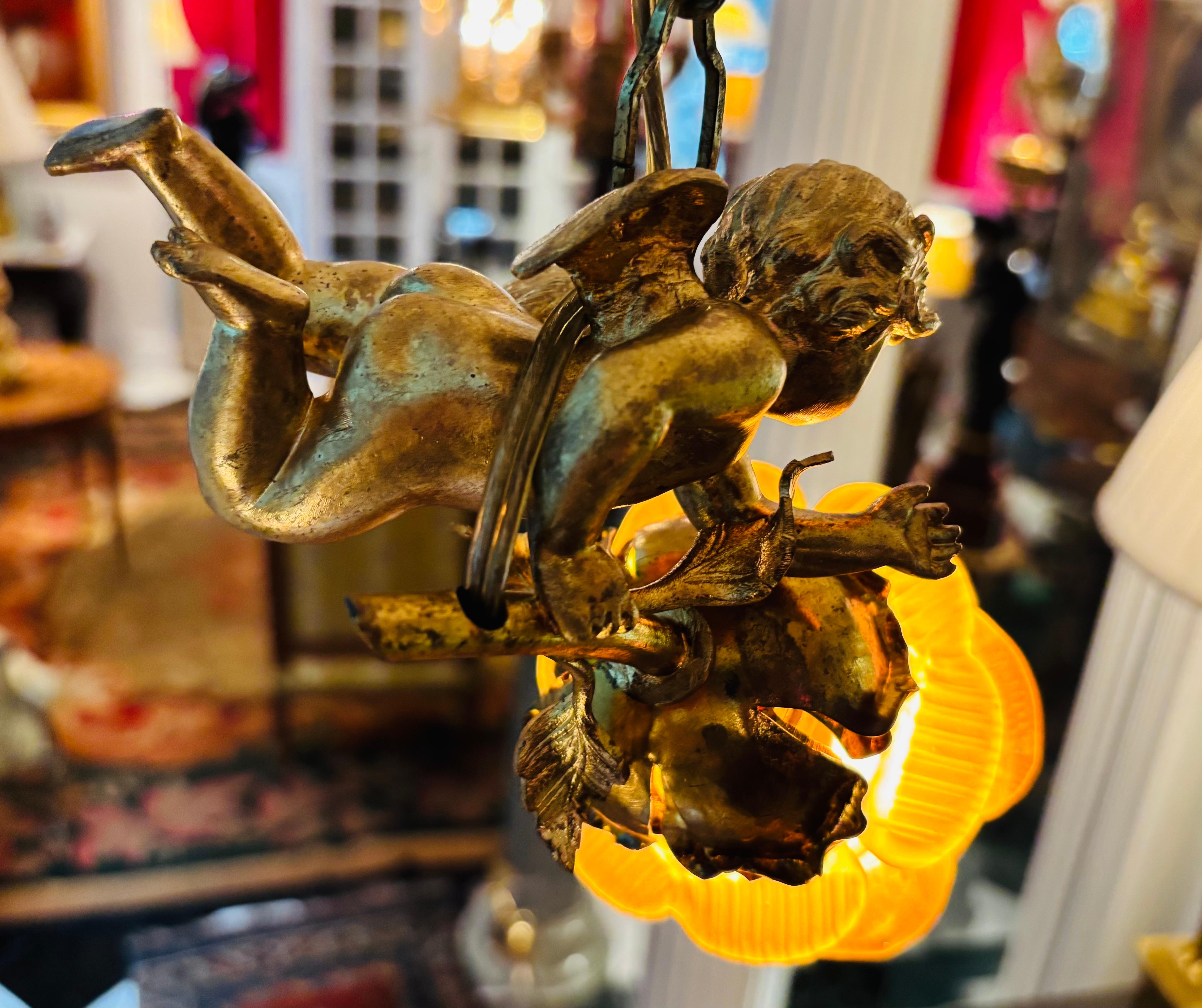 Una lampada a sospensione in bronzo dorato Art Nouveau francese con putto volante in vendita 5