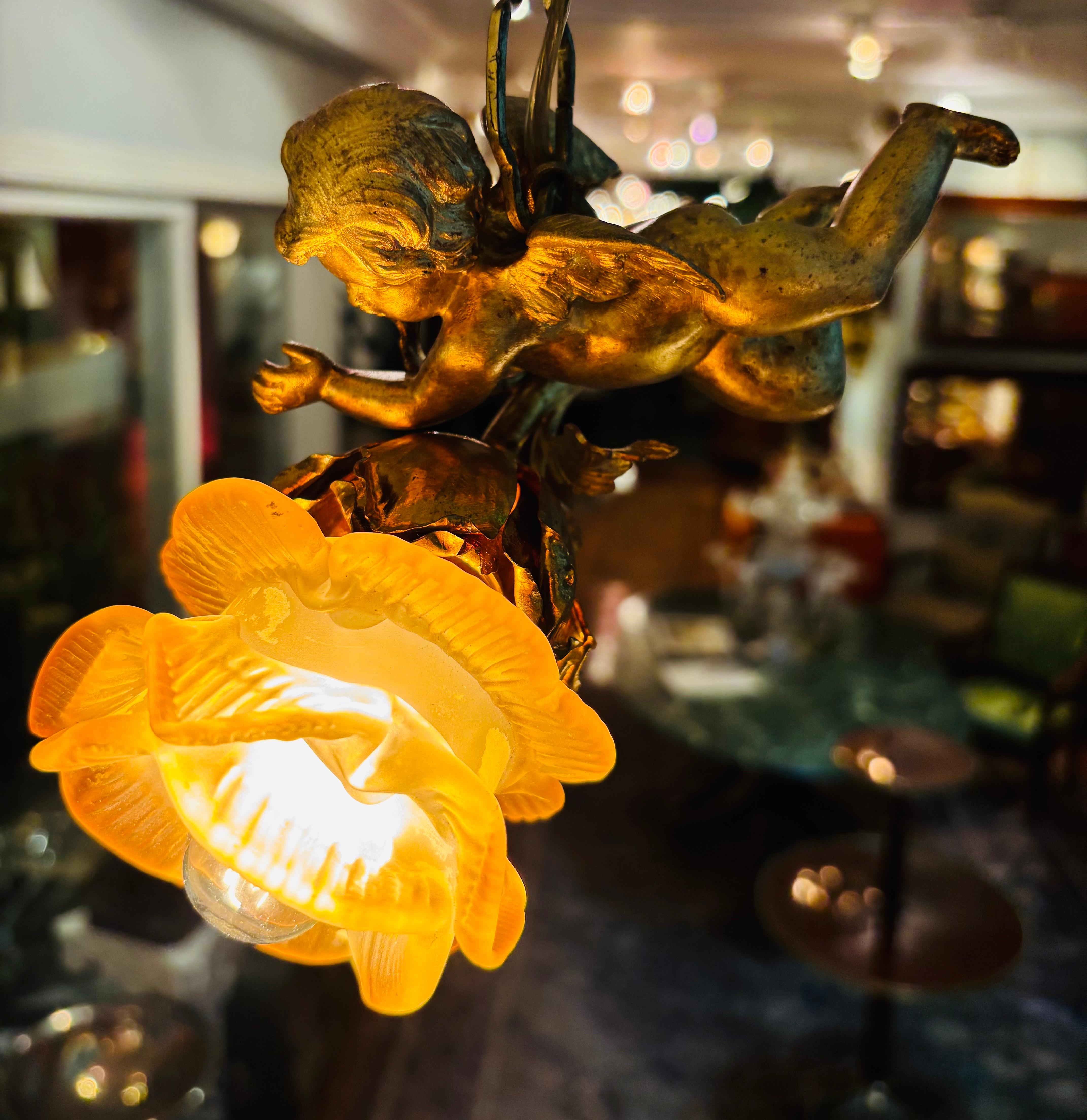 Una lampada a sospensione in bronzo dorato Art Nouveau francese con putto volante in vendita 7