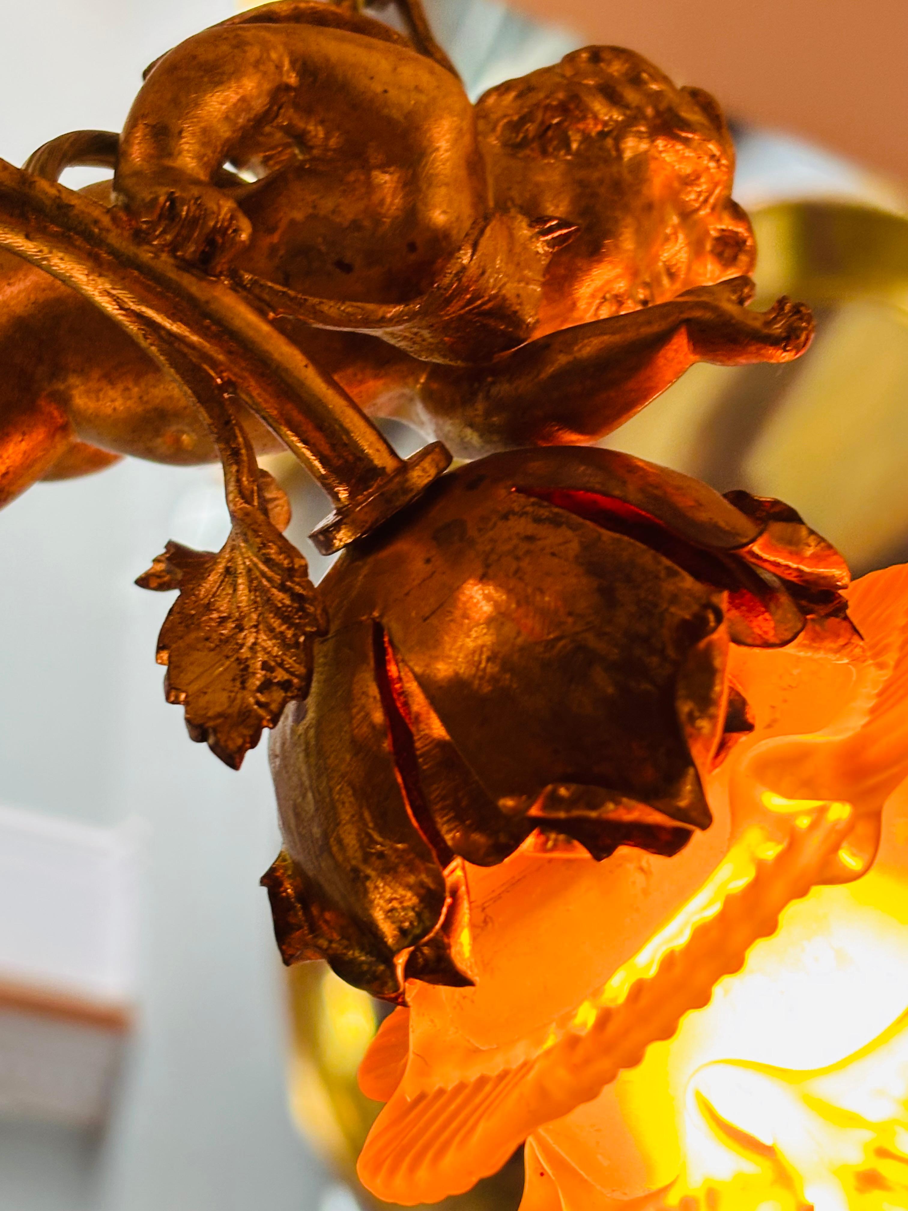 Francese Una lampada a sospensione in bronzo dorato Art Nouveau francese con putto volante in vendita