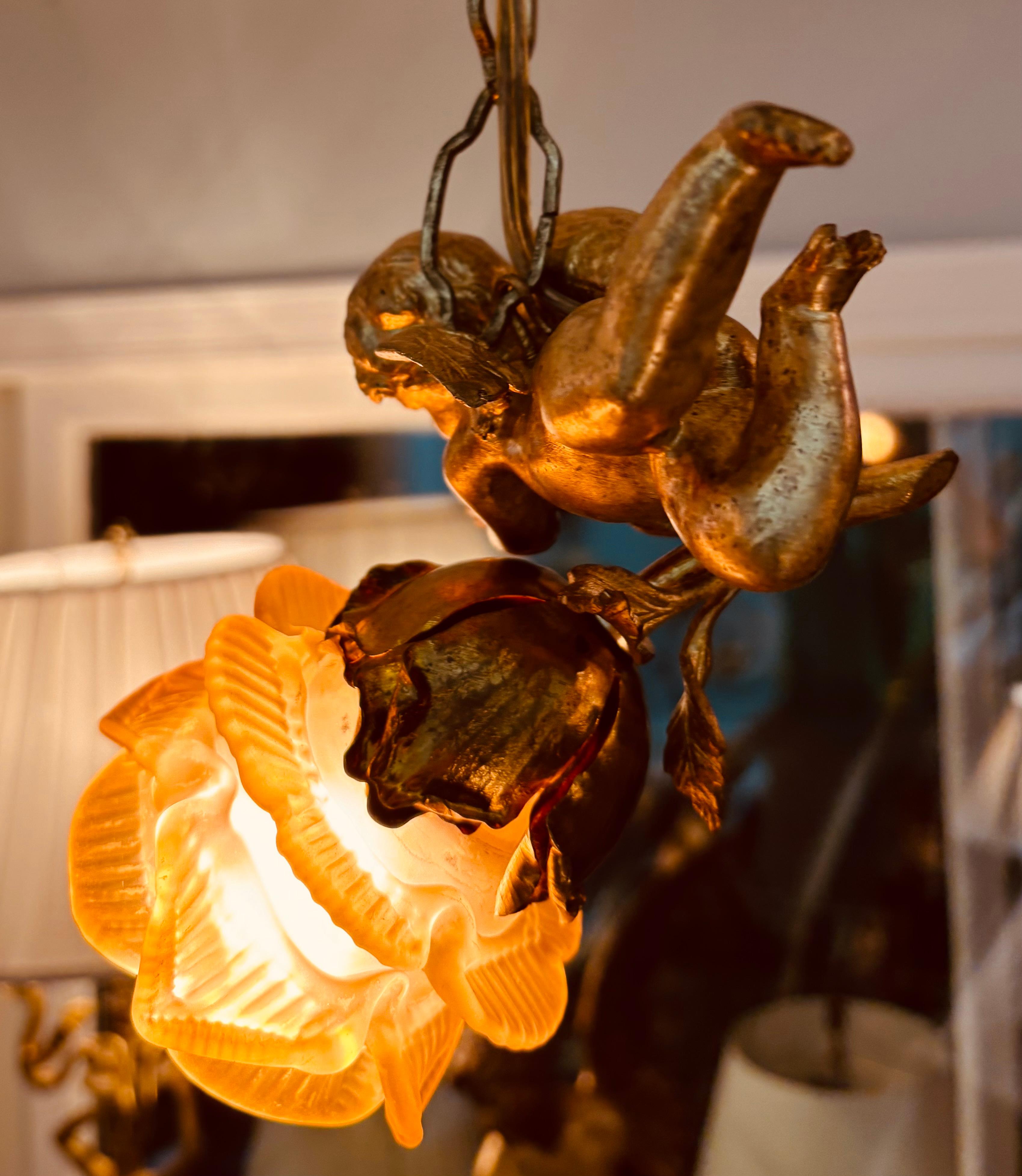 Fatto a macchina Una lampada a sospensione in bronzo dorato Art Nouveau francese con putto volante in vendita
