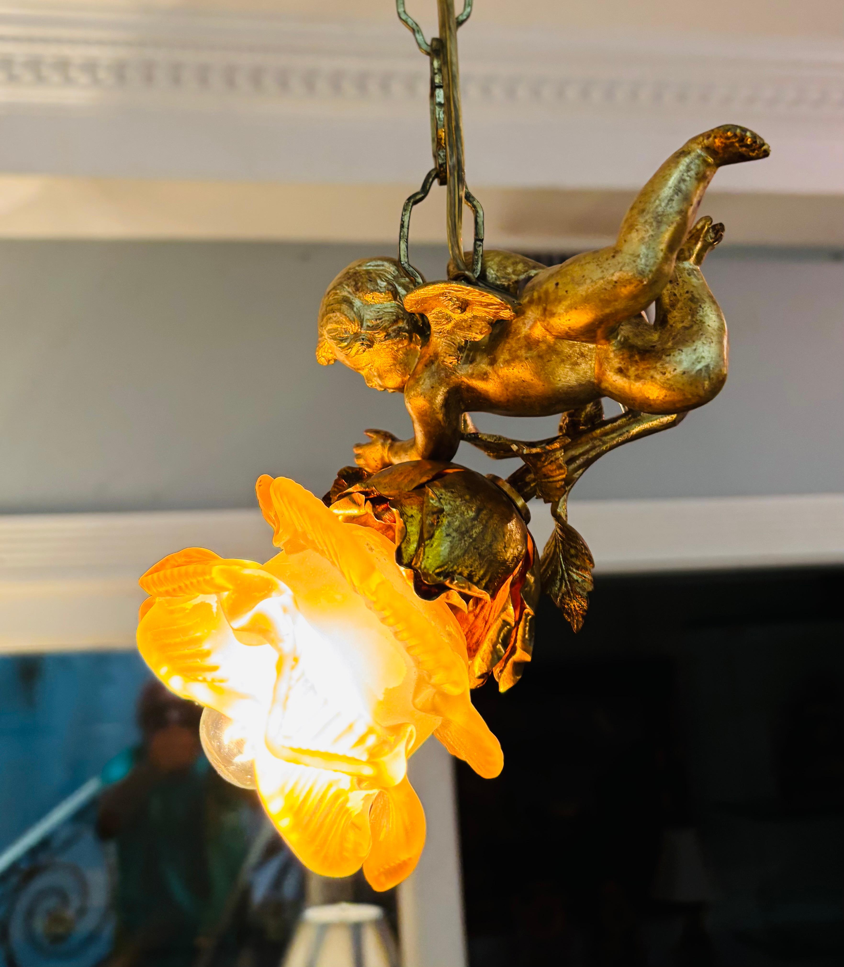 XX secolo Una lampada a sospensione in bronzo dorato Art Nouveau francese con putto volante in vendita