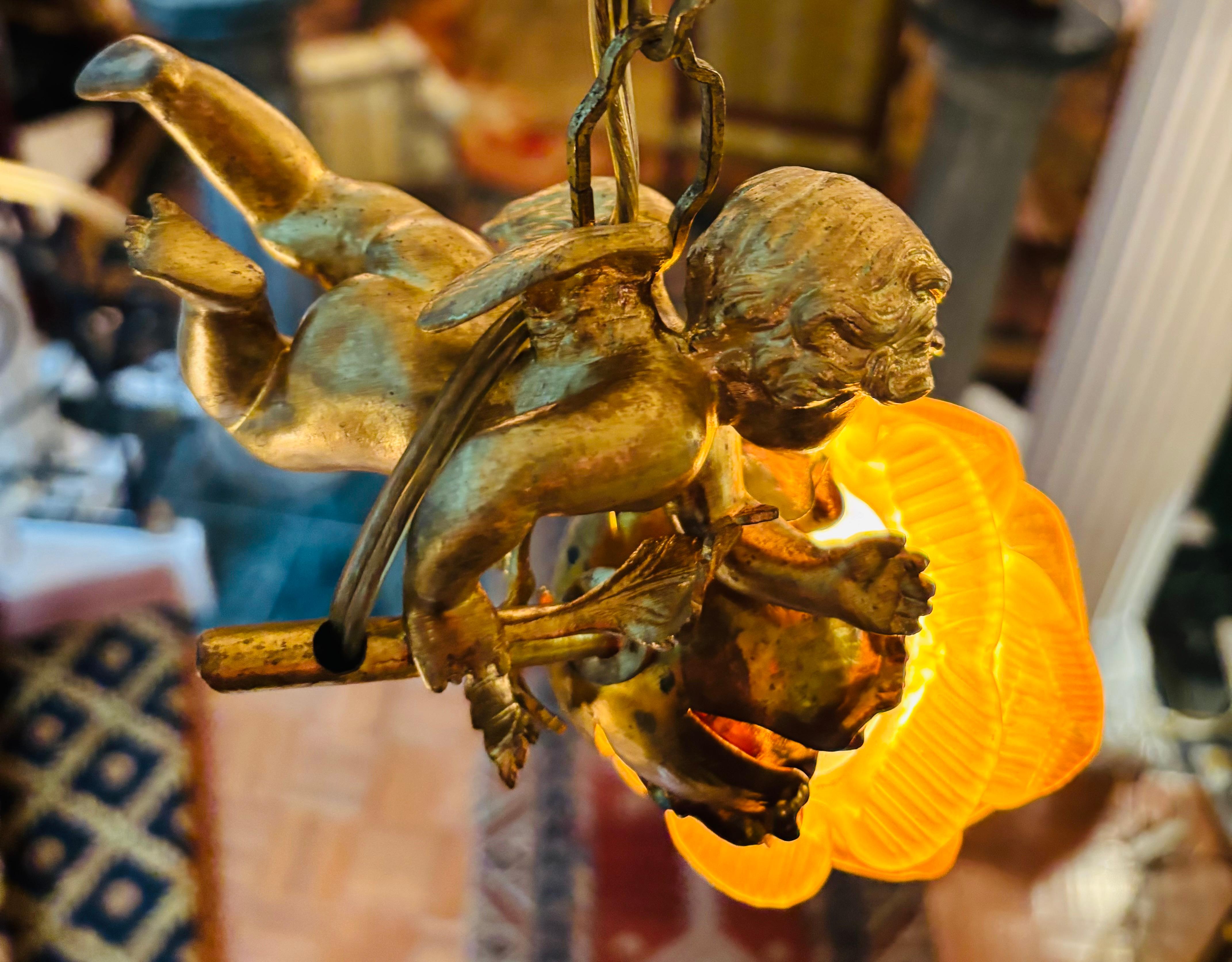 Bronzo Una lampada a sospensione in bronzo dorato Art Nouveau francese con putto volante in vendita