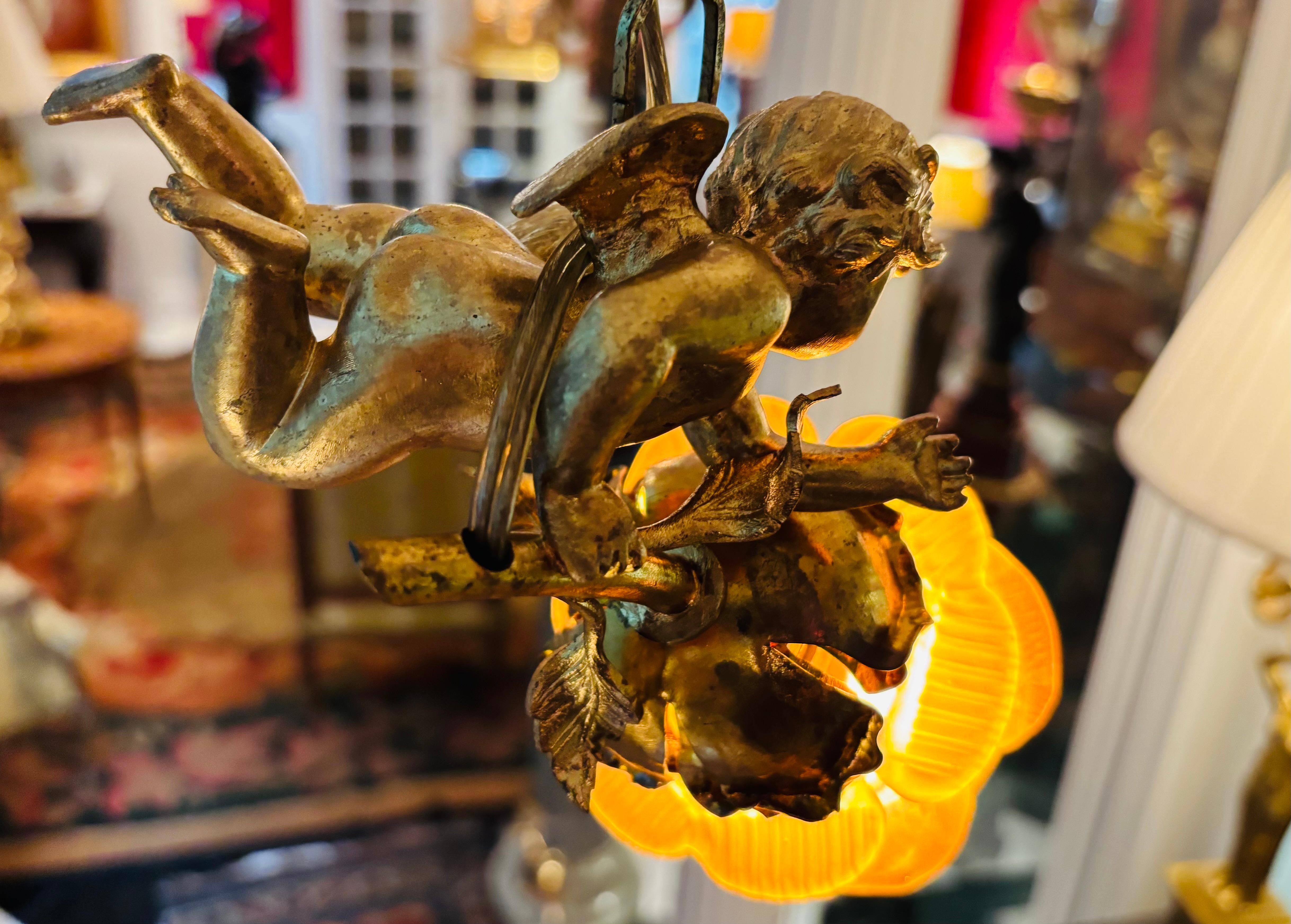 Una lampada a sospensione in bronzo dorato Art Nouveau francese con putto volante in vendita 2