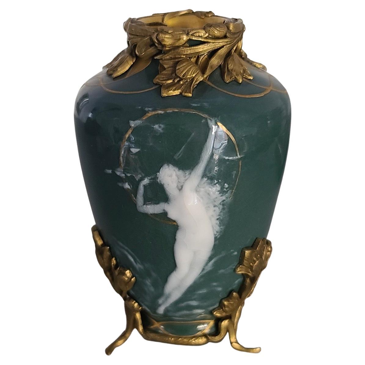 Vase Jewell Art Nouveau français, vers 1890

Vase Jewell en porcelaine française de Pâte-sur-Pâte 
Dessinée avec une Naïade sur un fond vert et des reflets dorés 
Monté en bronze doré sur le bord et reposant sur un pied tripode amovible avec une