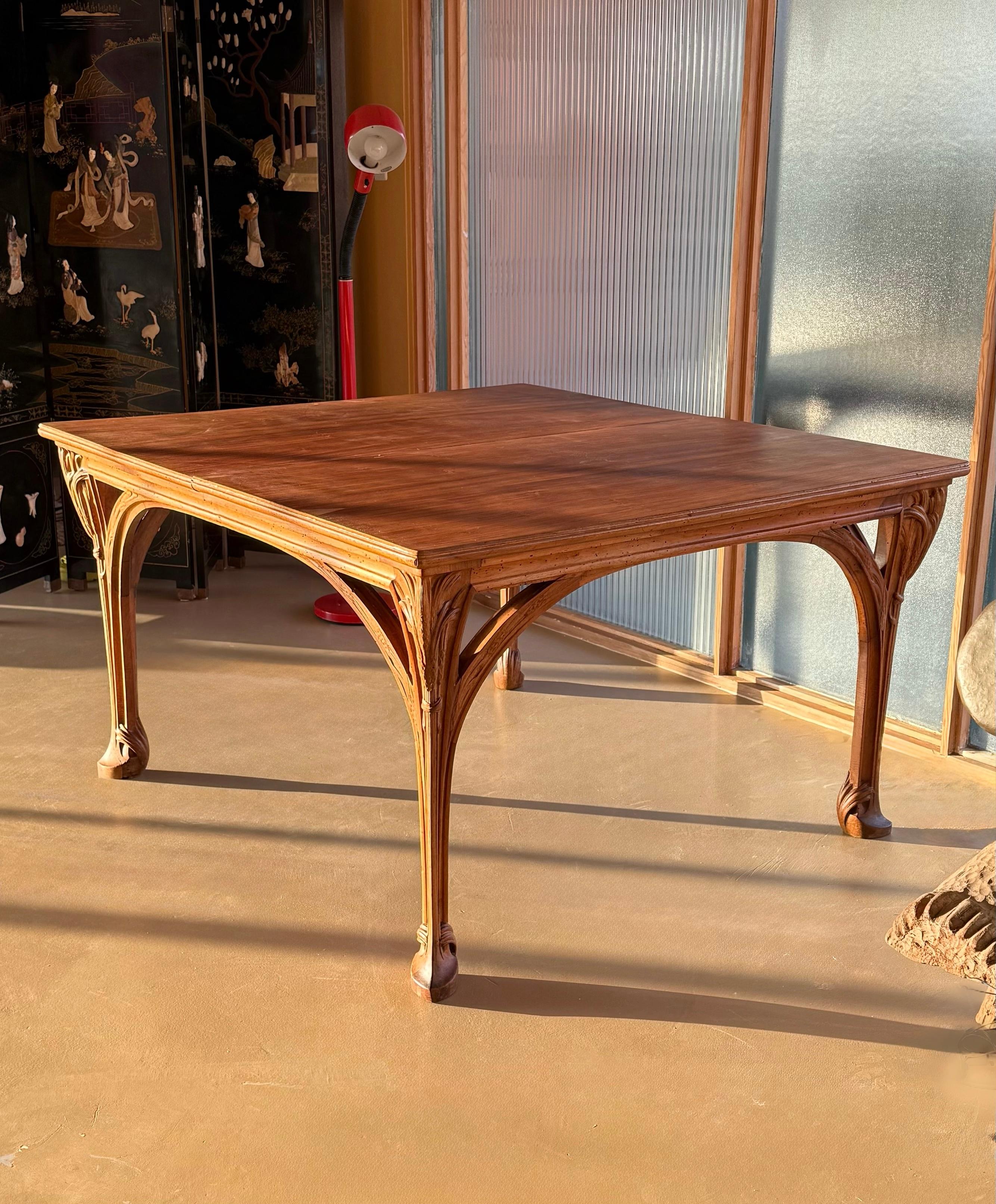 Tavolo da pranzo francese Art Carved intagliato a mano, fine XIX secolo. Con splendide venature del legno, gambe molto intagliate e cinque prolunghe nel caso in cui si decida di ampliare il tavolo. Tieni presente che le prolunghe sono leggermente