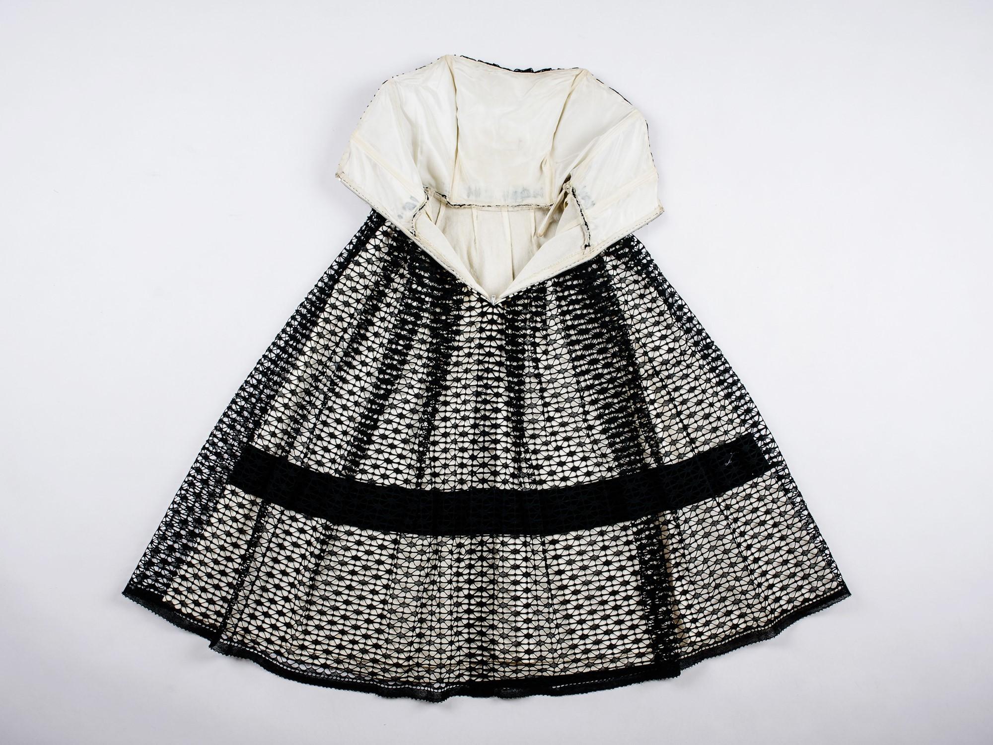A French Ball gown in white silk faille and black lace Circa 1950 In Good Condition In Toulon, FR