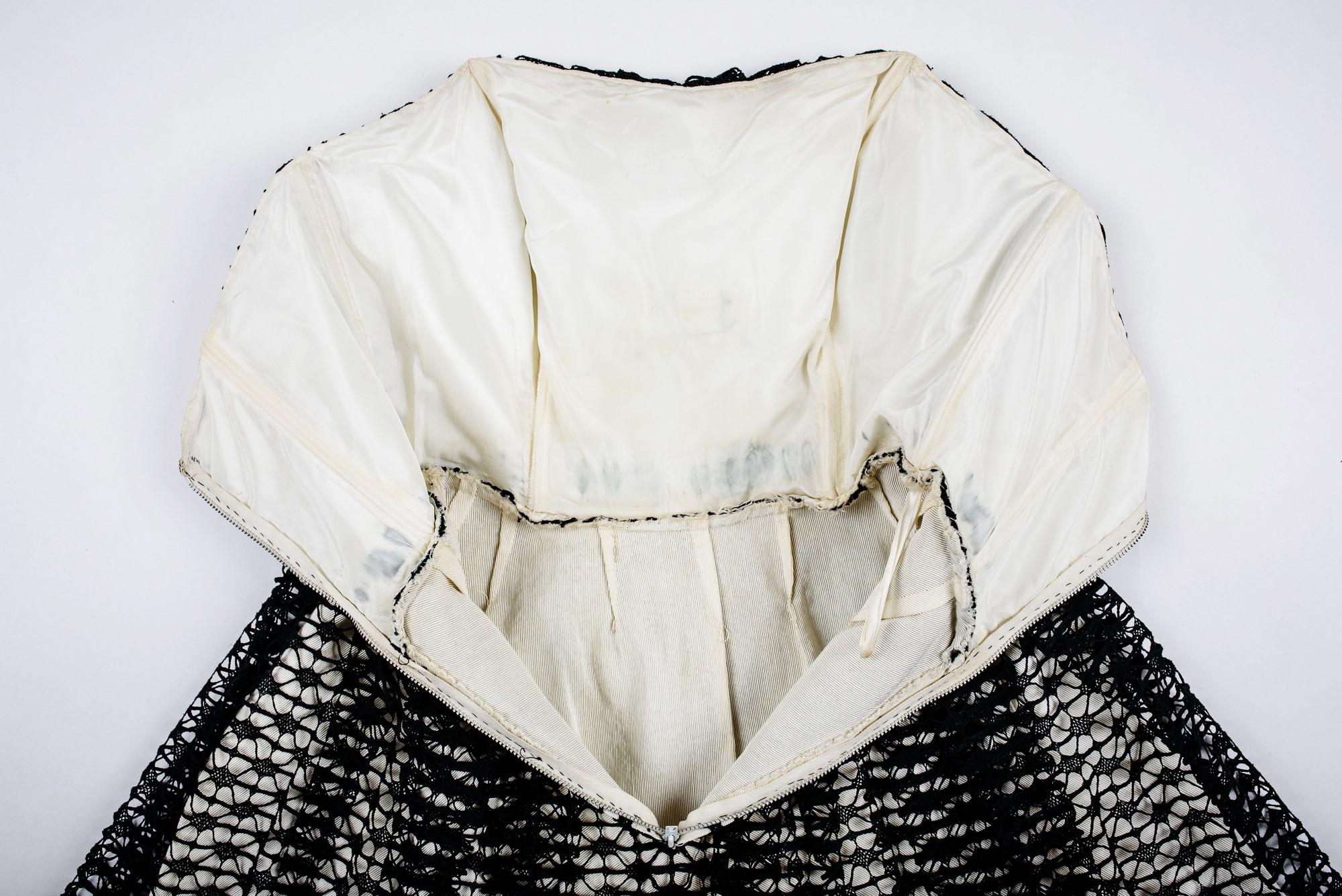 Women's A French Ball gown in white silk faille and black lace Circa 1950
