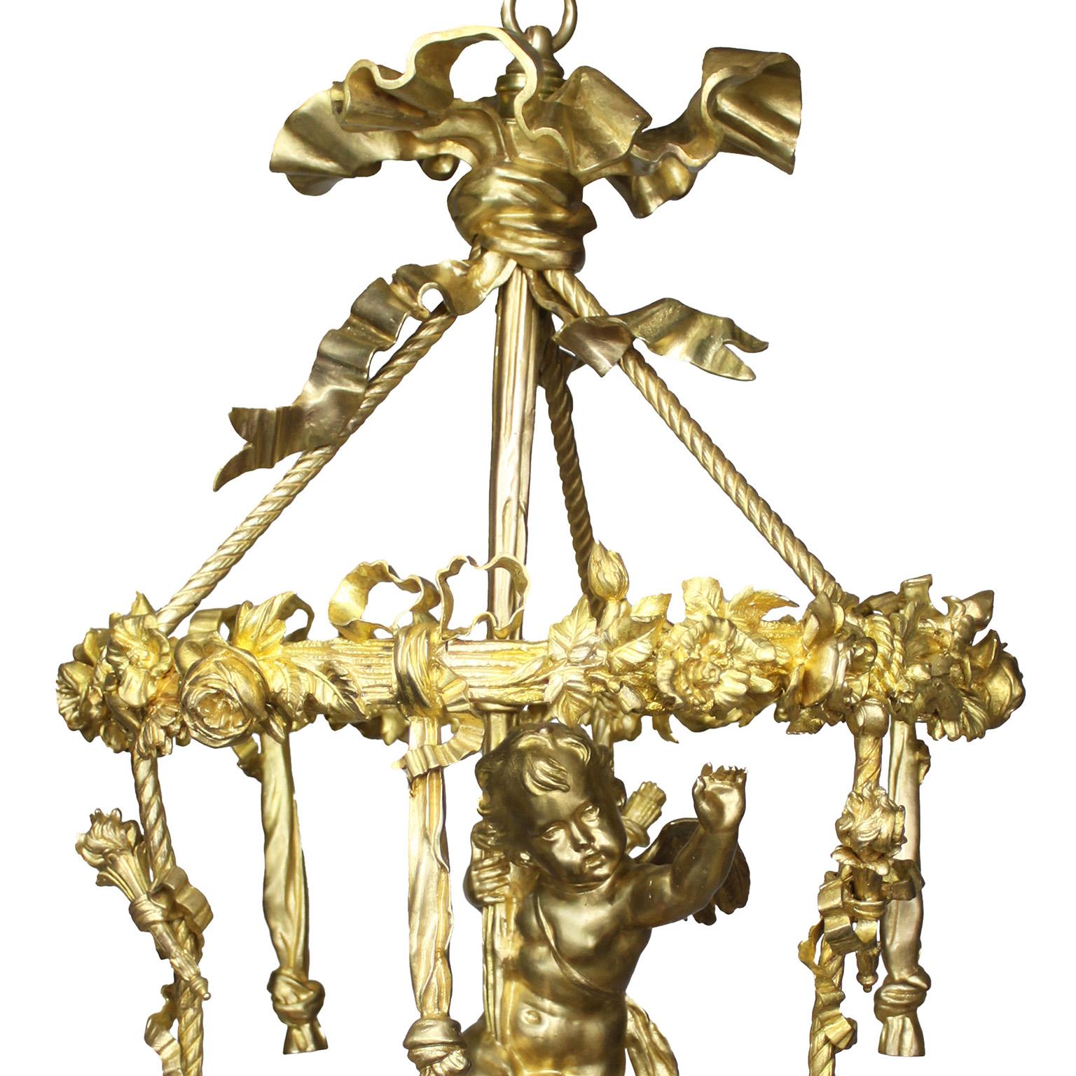 Lámpara de araña francesa de la Belle Époque, de bronce dorado, de cuatro luces, con forma de querubín o cupido Escarchado en venta