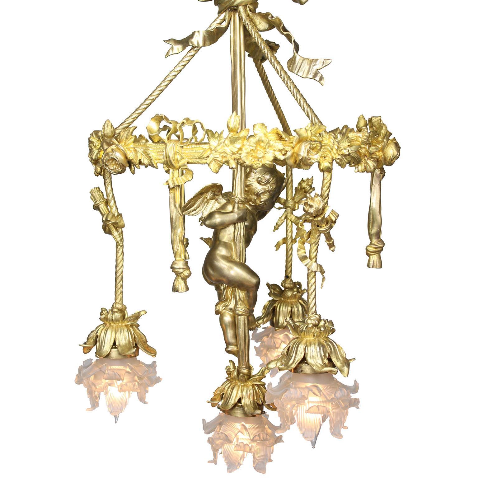Lámpara de araña francesa de la Belle Époque, de bronce dorado, de cuatro luces, con forma de querubín o cupido en venta 1