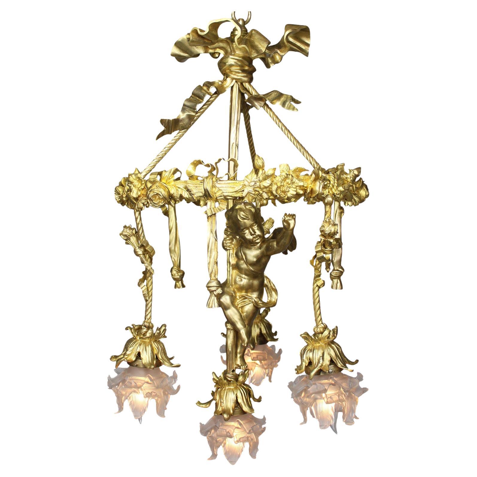 Lámpara de araña francesa de la Belle Époque, de bronce dorado, de cuatro luces, con forma de querubín o cupido