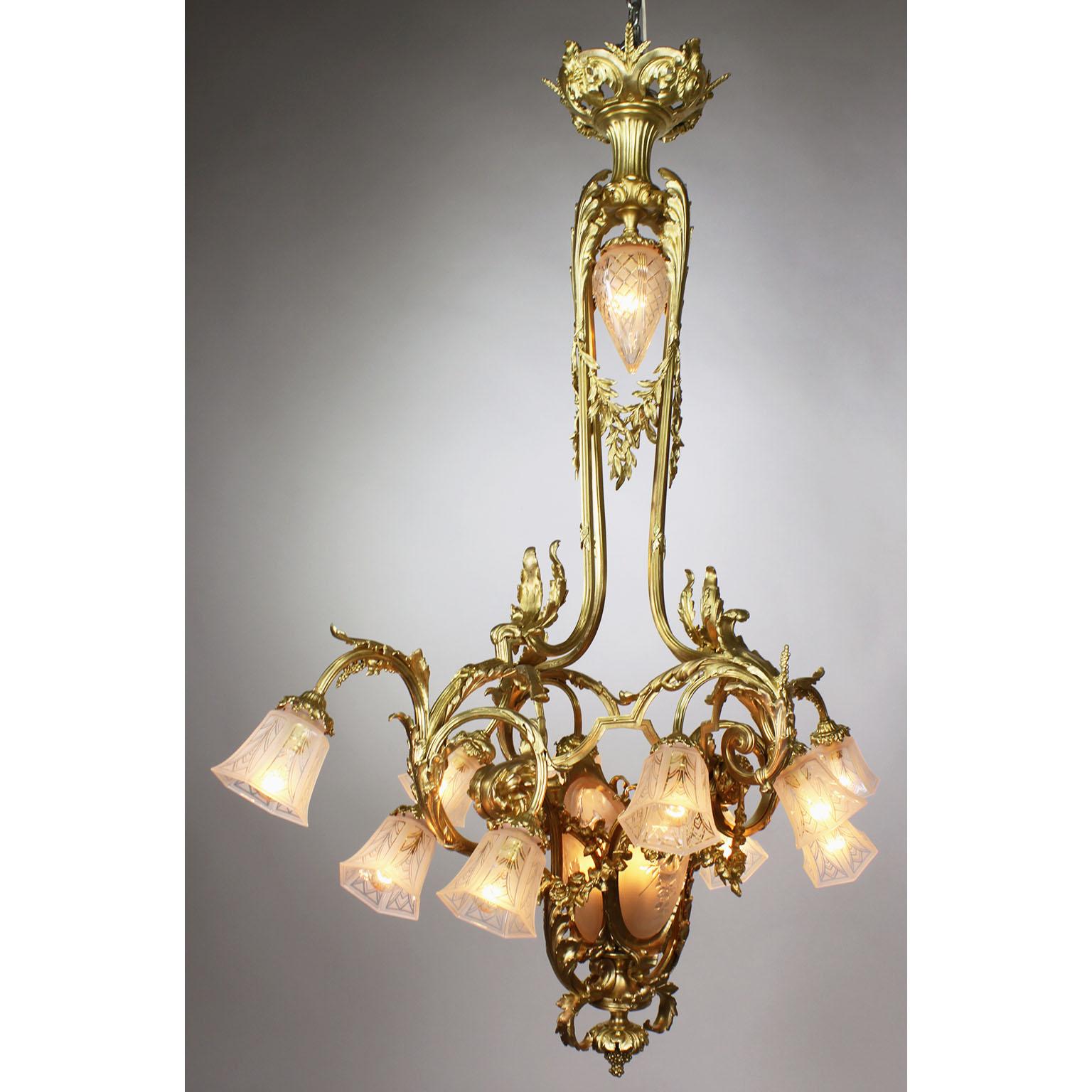 Schöner und großer französischer Belle-Époque-Kronleuchter aus vergoldeter Bronze und geformtem Glas mit fünfzehn Lichtern im 
