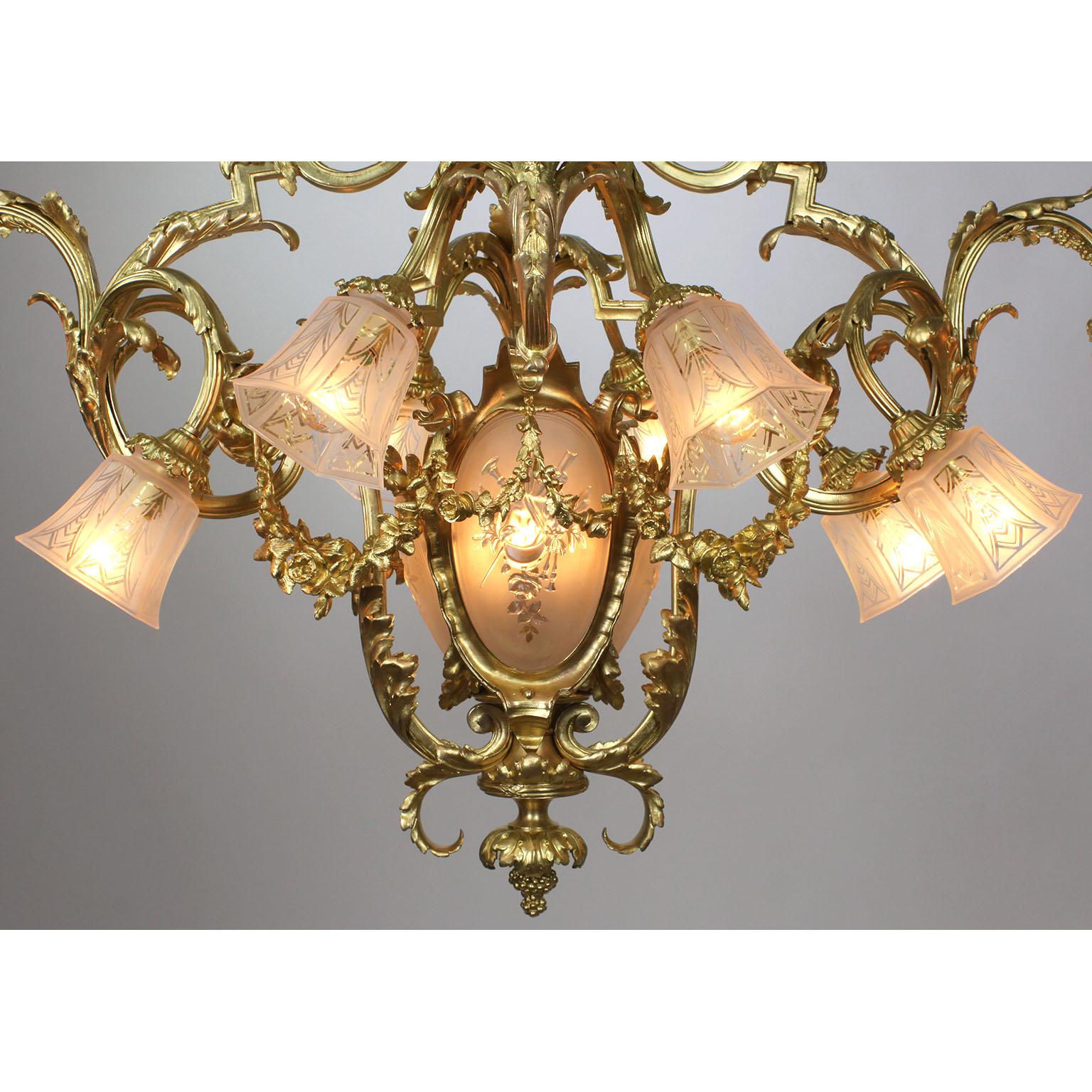Kronleuchter aus vergoldeter Bronze und geformtem Glas im Lyra-Stil der Belle Époque mit 15 Leuchten im Zustand „Gut“ im Angebot in Los Angeles, CA