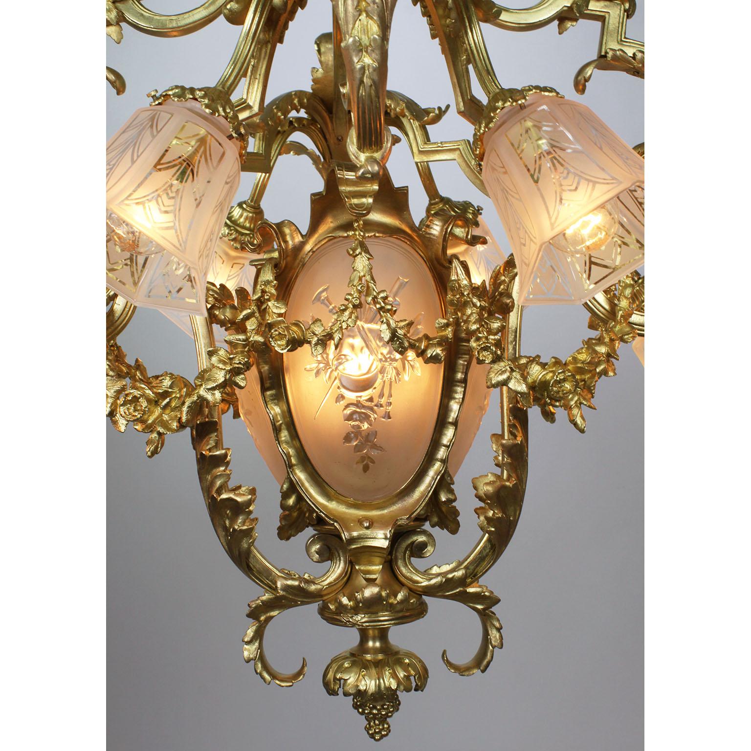 Etched French Belle Époque Gilt-Bronze & Molded Glass 15-Light Lyre Style Chandelier For Sale