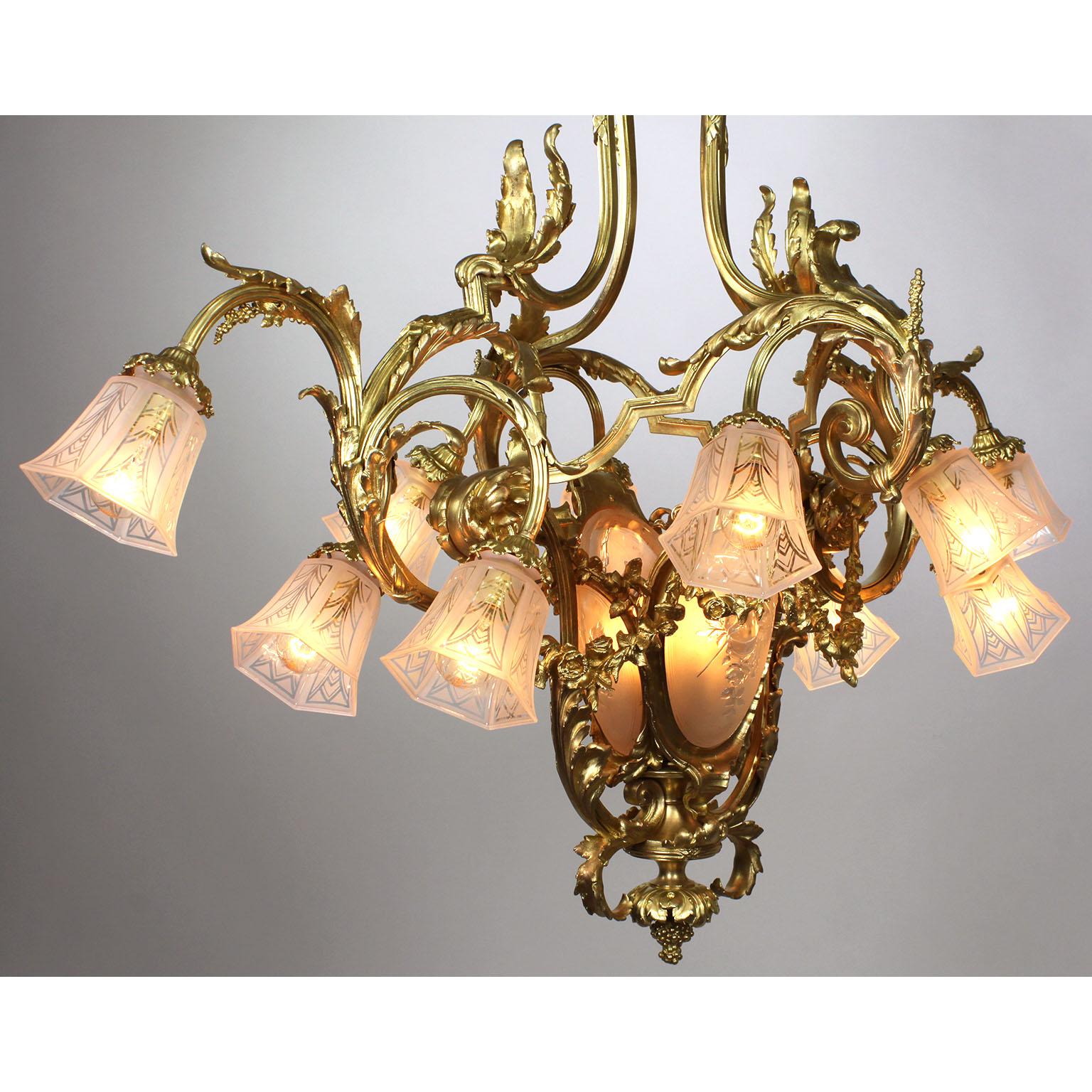 French Belle Époque Gilt-Bronze & Molded Glass 15-Light Lyre Style Chandelier For Sale 1