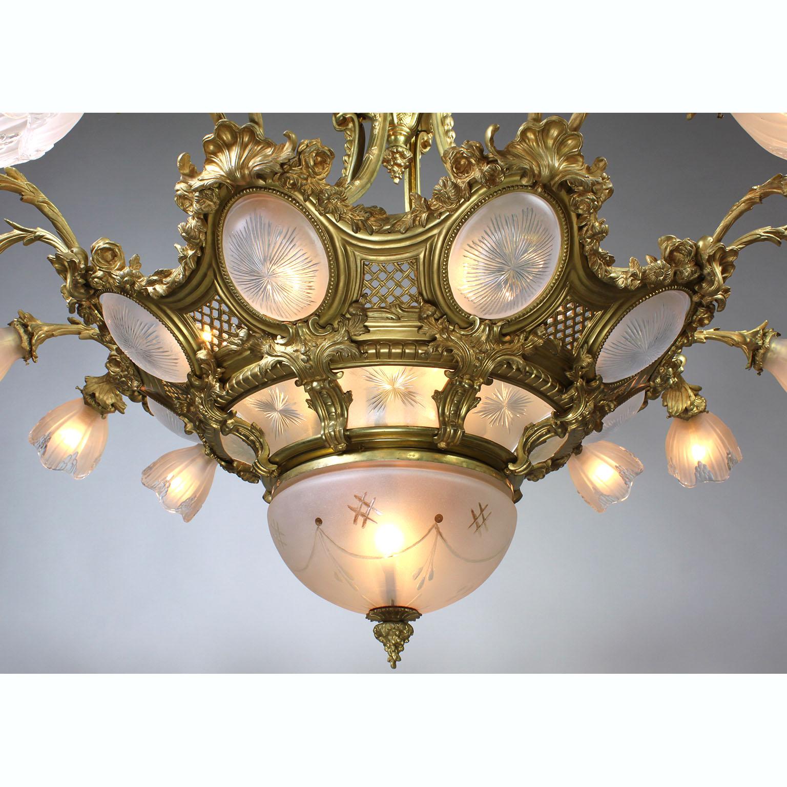 Französisch Belle Époque Vergoldet-Bronze und geformtes Glas 16 Lichter Plafonnier Kronleuchter (Geformt) im Angebot