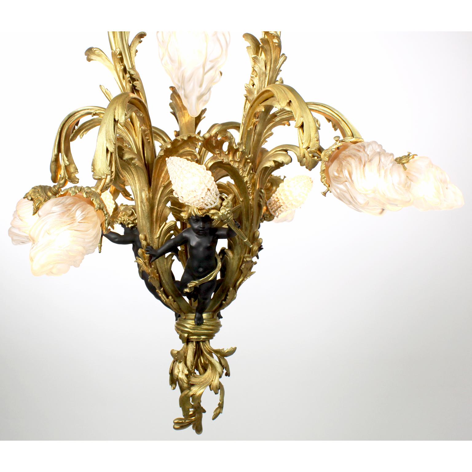 A French Belle Époque Gilt Bronze & Patinated Bronze Ten-Light Cherub Chandelier For Sale 1