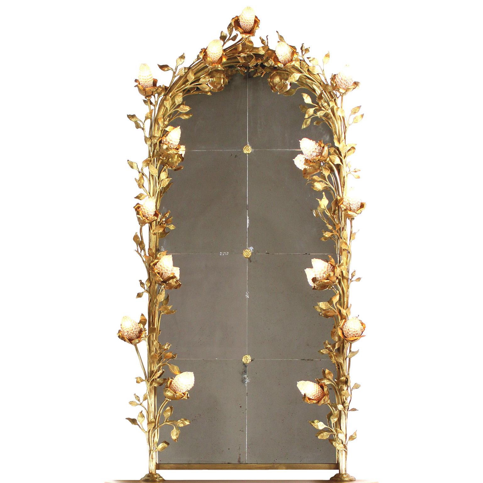 Eine feine französische skurrile Belle Époque Weinreben vergoldetem Metall, vergoldetem Messing und vergoldetem Holz Konsole und Spiegel mit fünfzehn floralen Lichter. Der reich verzierte gewölbte Spiegel mit Blumenmuster ist mit floralen Lichtern