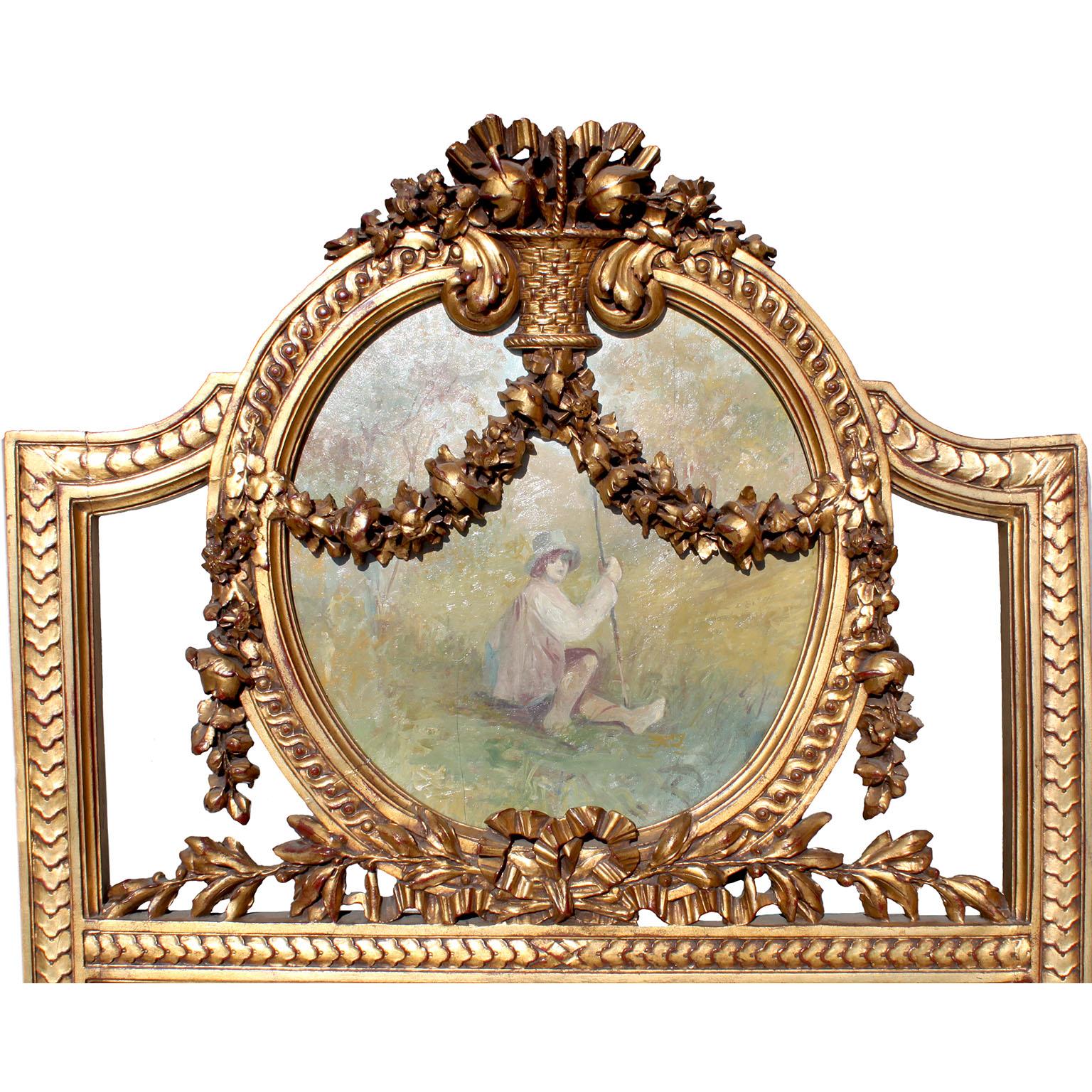 Miroir Trumeau en bois doré sculpté de style Louis XV de la Belle Époque. Le cadre de forme rectangulaire est surmonté d'une peinture circulaire à l'huile sur panneau représentant un jeune garçon assis dans un champ et tenant une canne à pêche, la