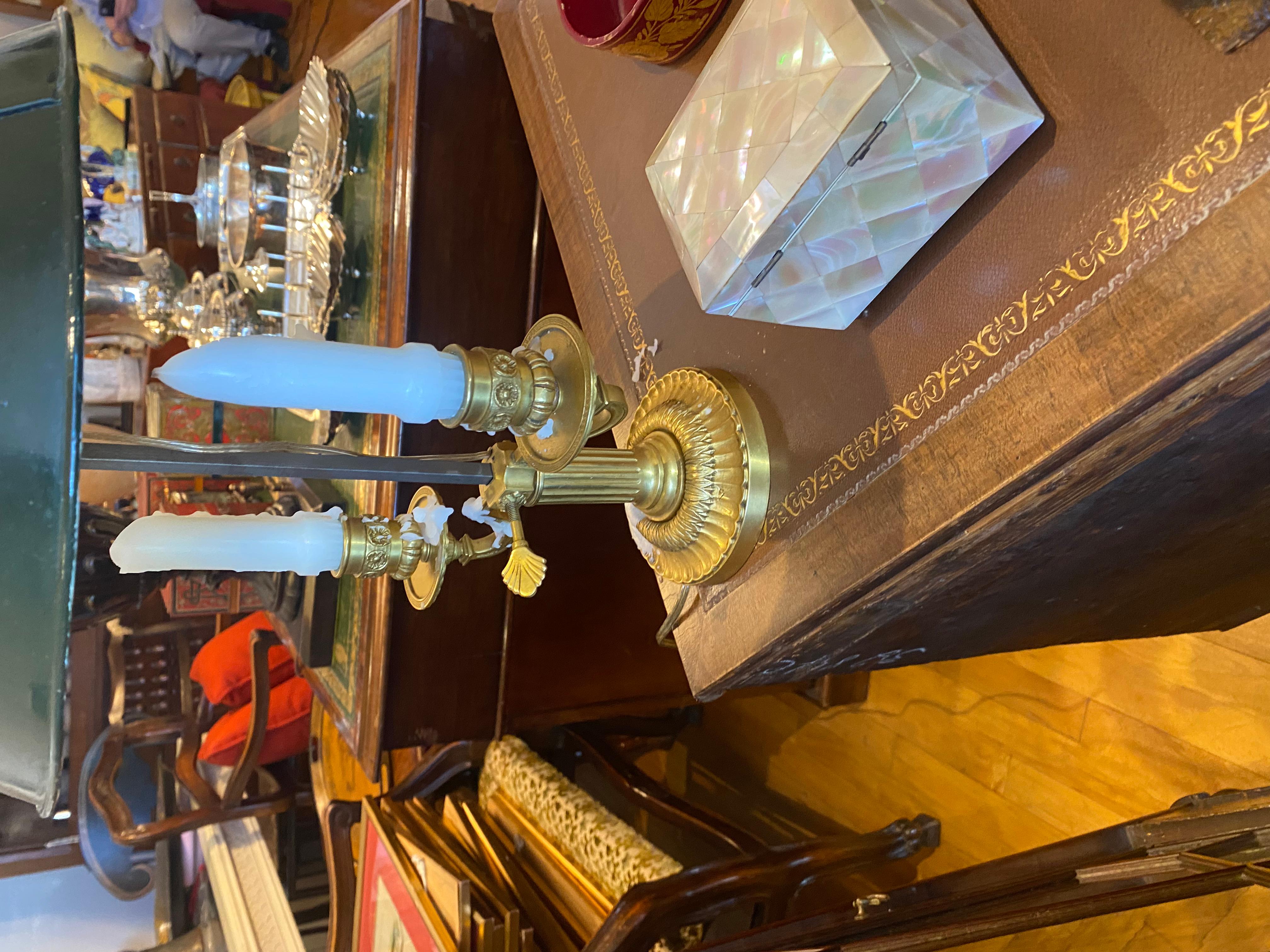 Lampada Bouillette a due candele in stile French Belle Epoque Louis XVI, paralume in tole. In condizioni buone in vendita a Buchanan, MI
