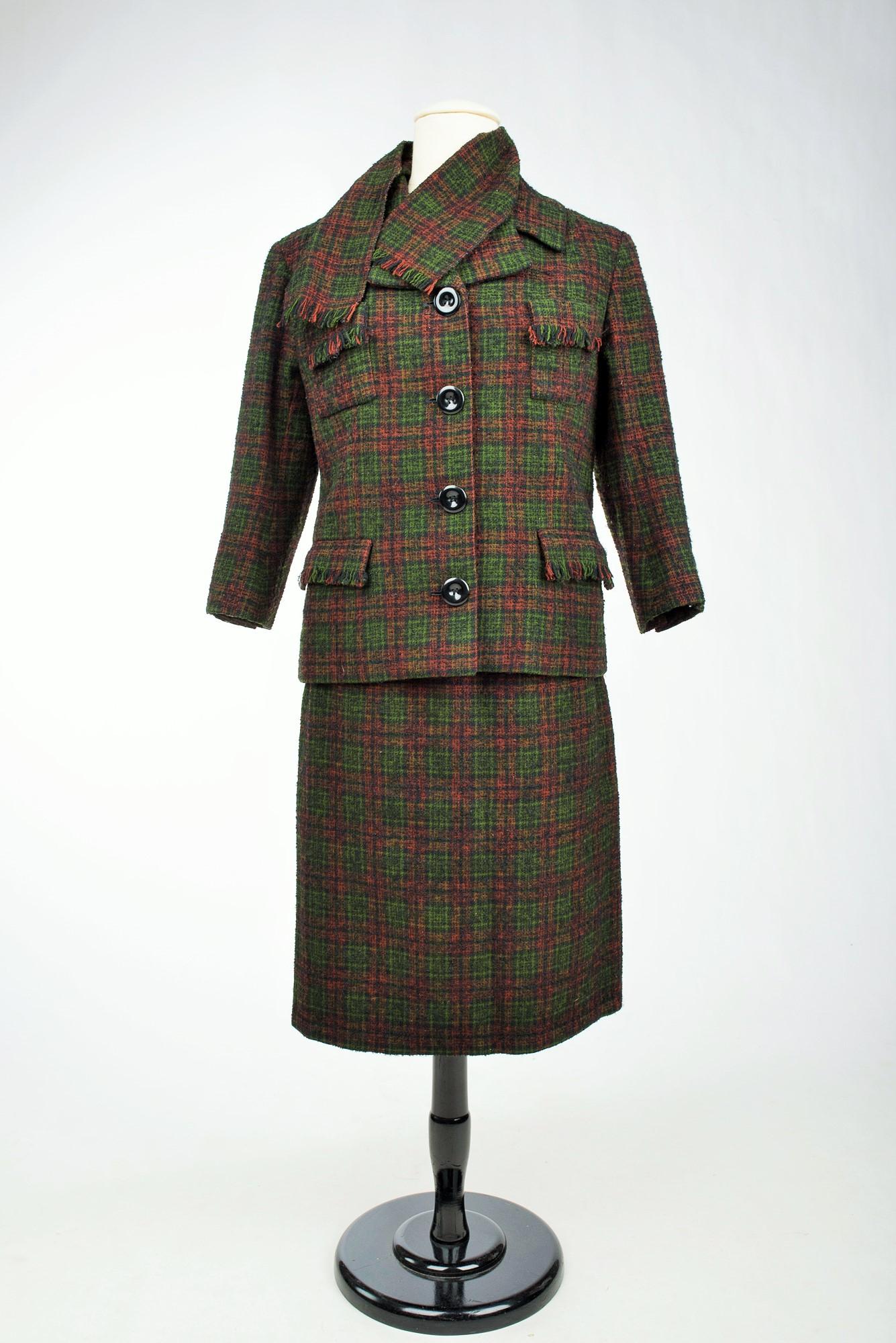 A French Dior/Bérénice Demi Couture skirt suit Wool Tartan, French Circa 1970 In Good Condition For Sale In Toulon, FR