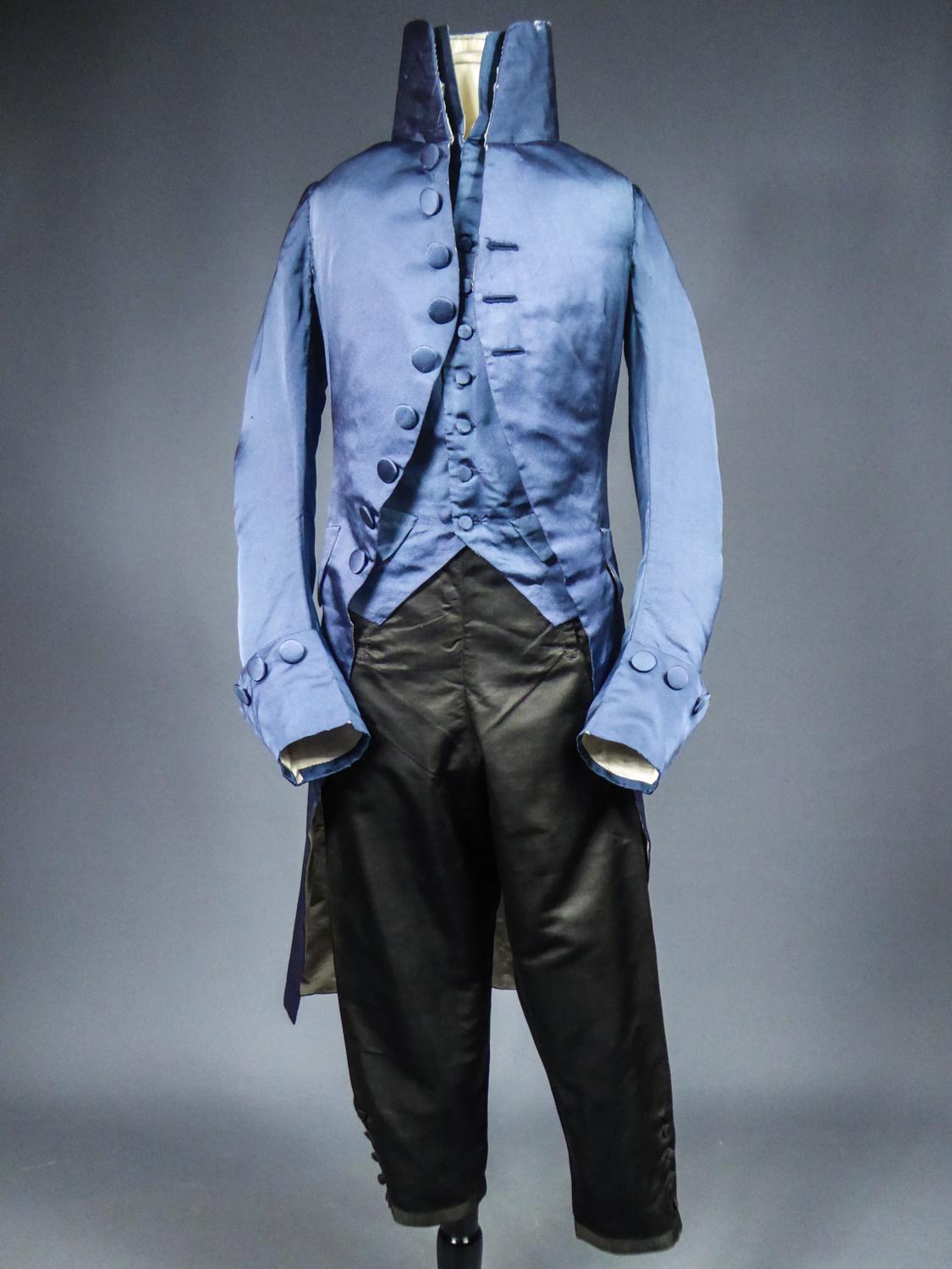 Circa 1800/1810
France_ Oberkampf Mallet family Provenance

Complete Habit de ville, frock coat and waistcoat in bleu de Prusse silk faille and a brown twill silk breeches in connection with the Dandy silhouette of the beginning of the 19th century.