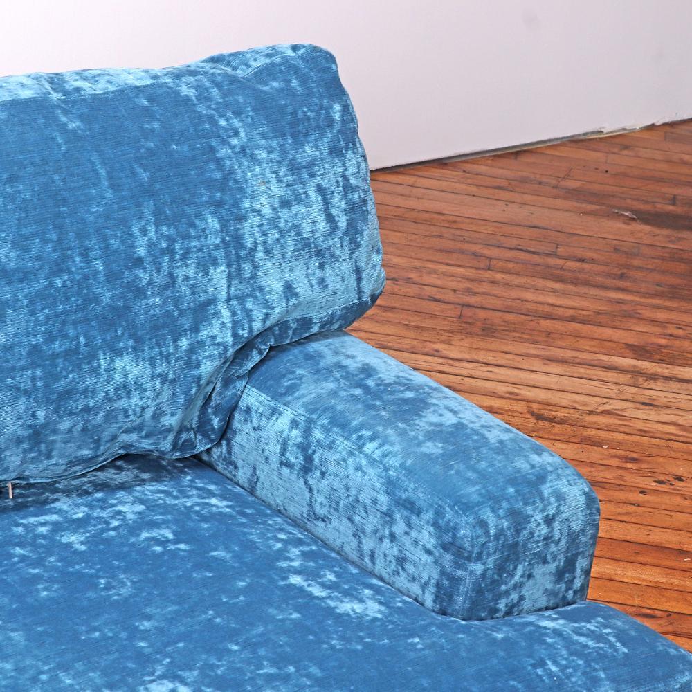 Sofá francés de terciopelo azul, c. 1960 Francés en venta