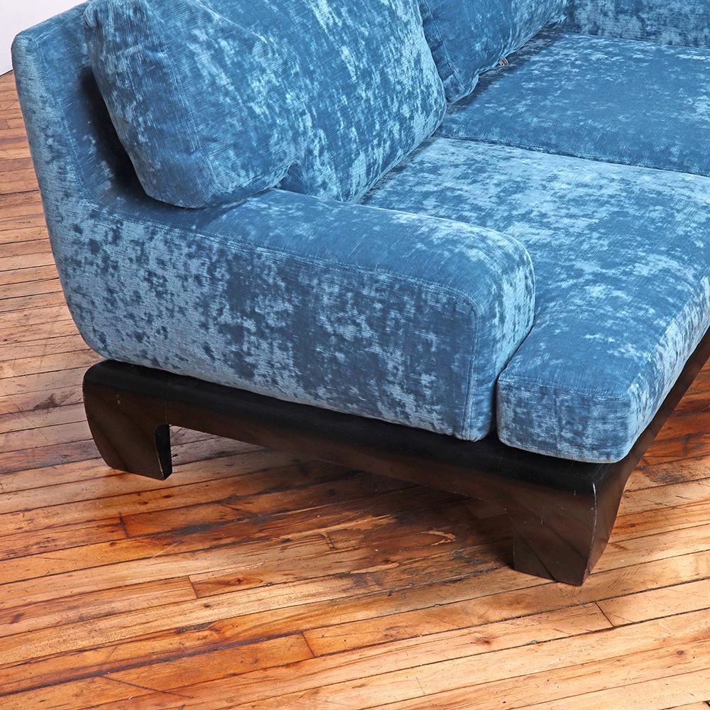 Sofá francés de terciopelo azul, c. 1960 en Bueno estado para la venta en Philadelphia, PA