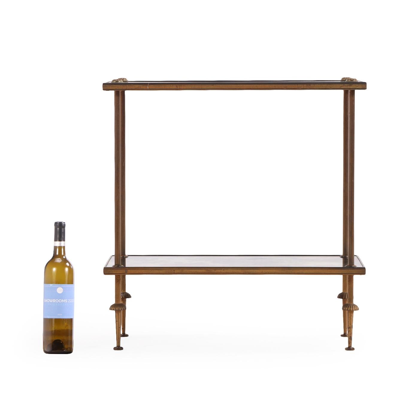 Français Table à deux niveaux en laiton et verre, C. C. 1950. en vente