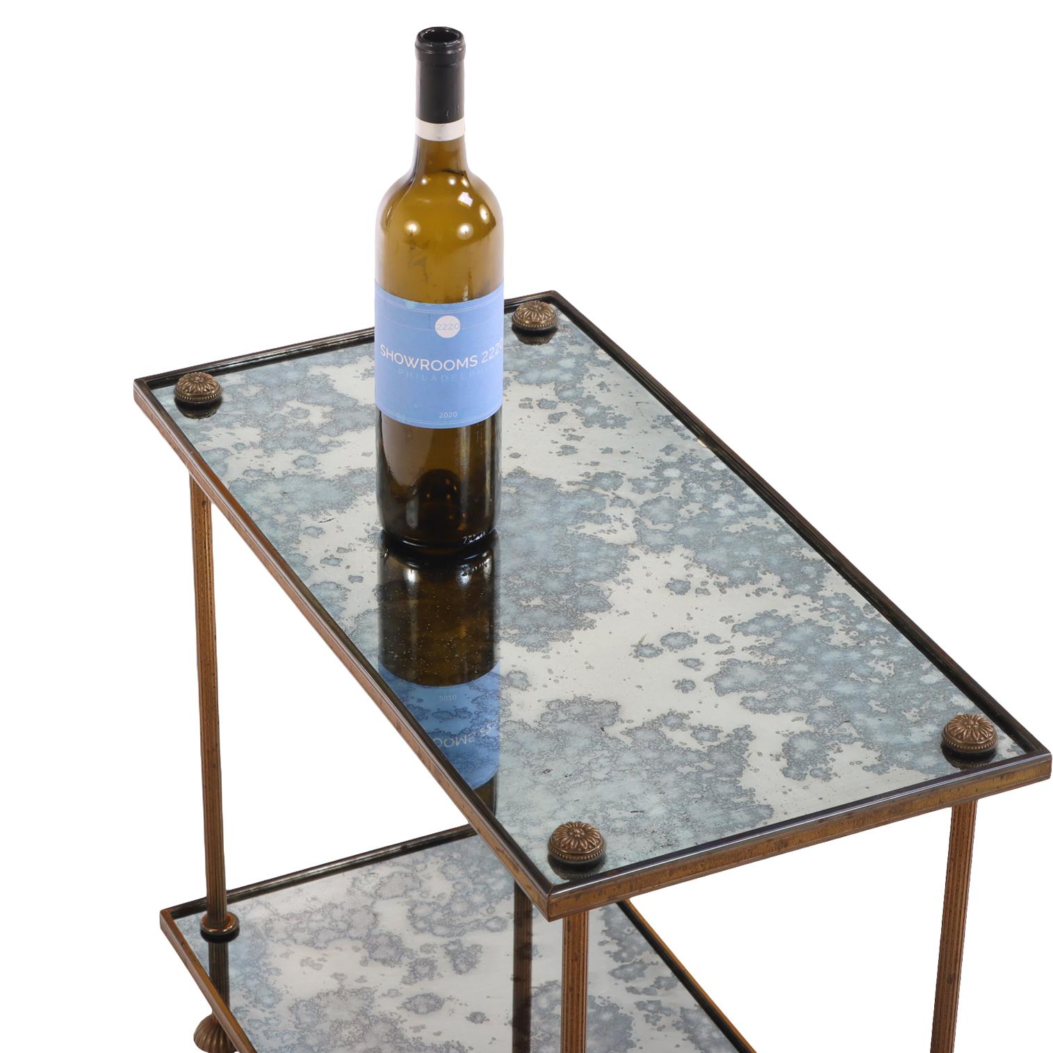 Table à deux niveaux en laiton et verre, C. C. 1950. Bon état - En vente à Philadelphia, PA