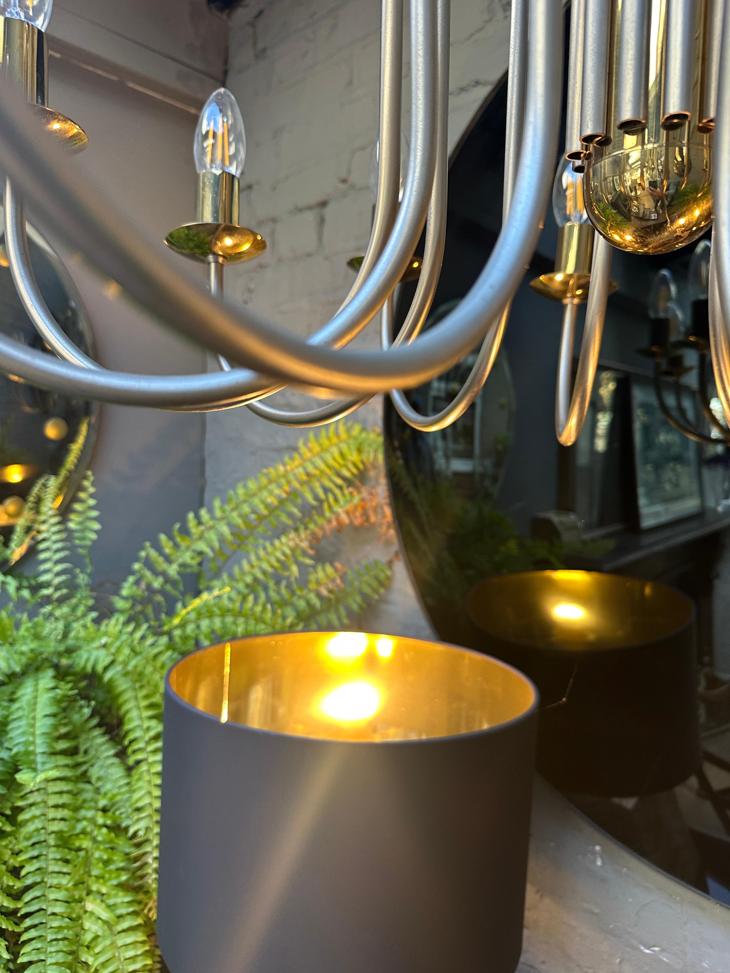 Un lampadario francese a dodici bracci in ottone e nichel in vendita 3