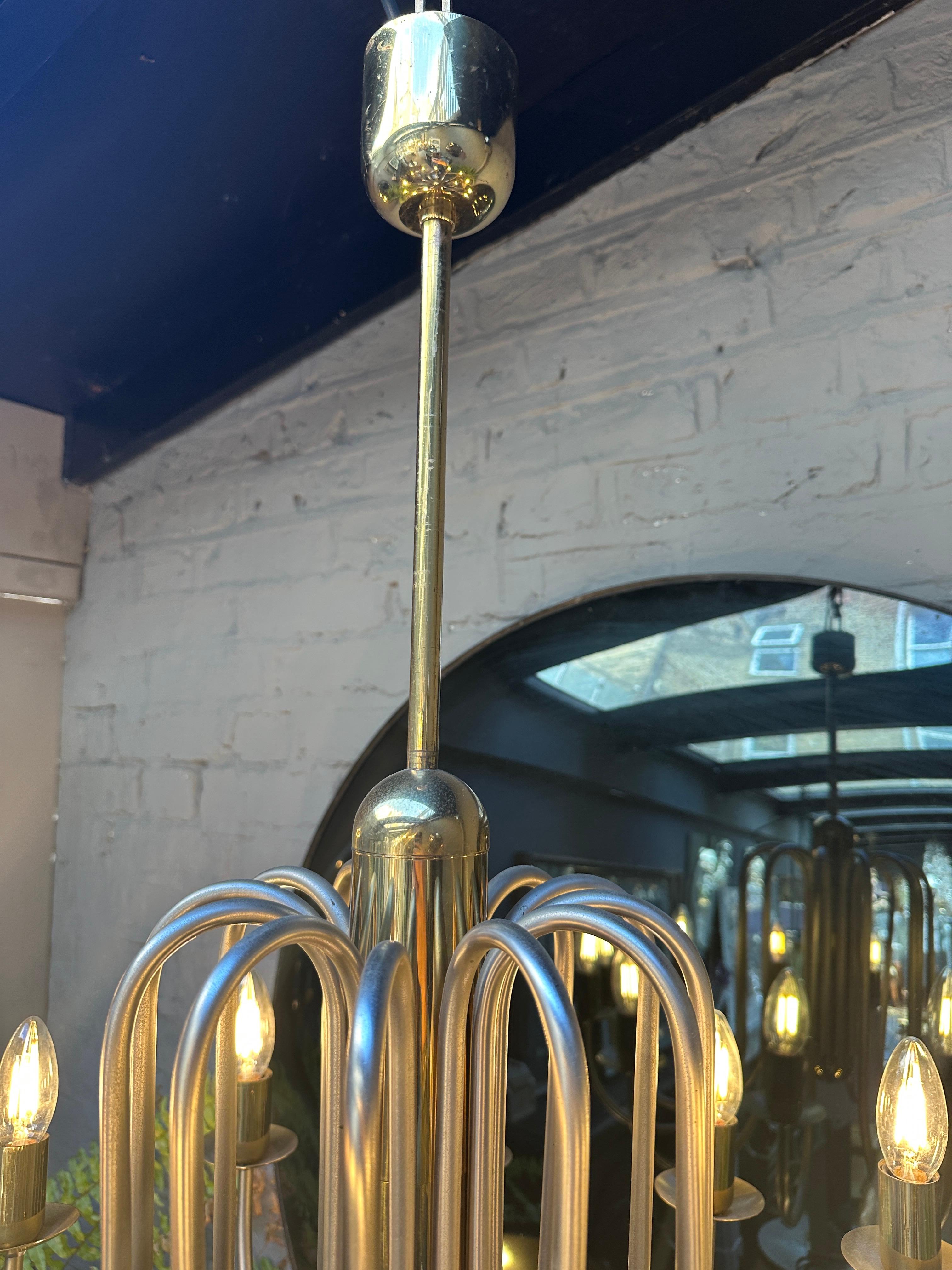 Un lampadario francese a dodici bracci in ottone e nichel in vendita 4