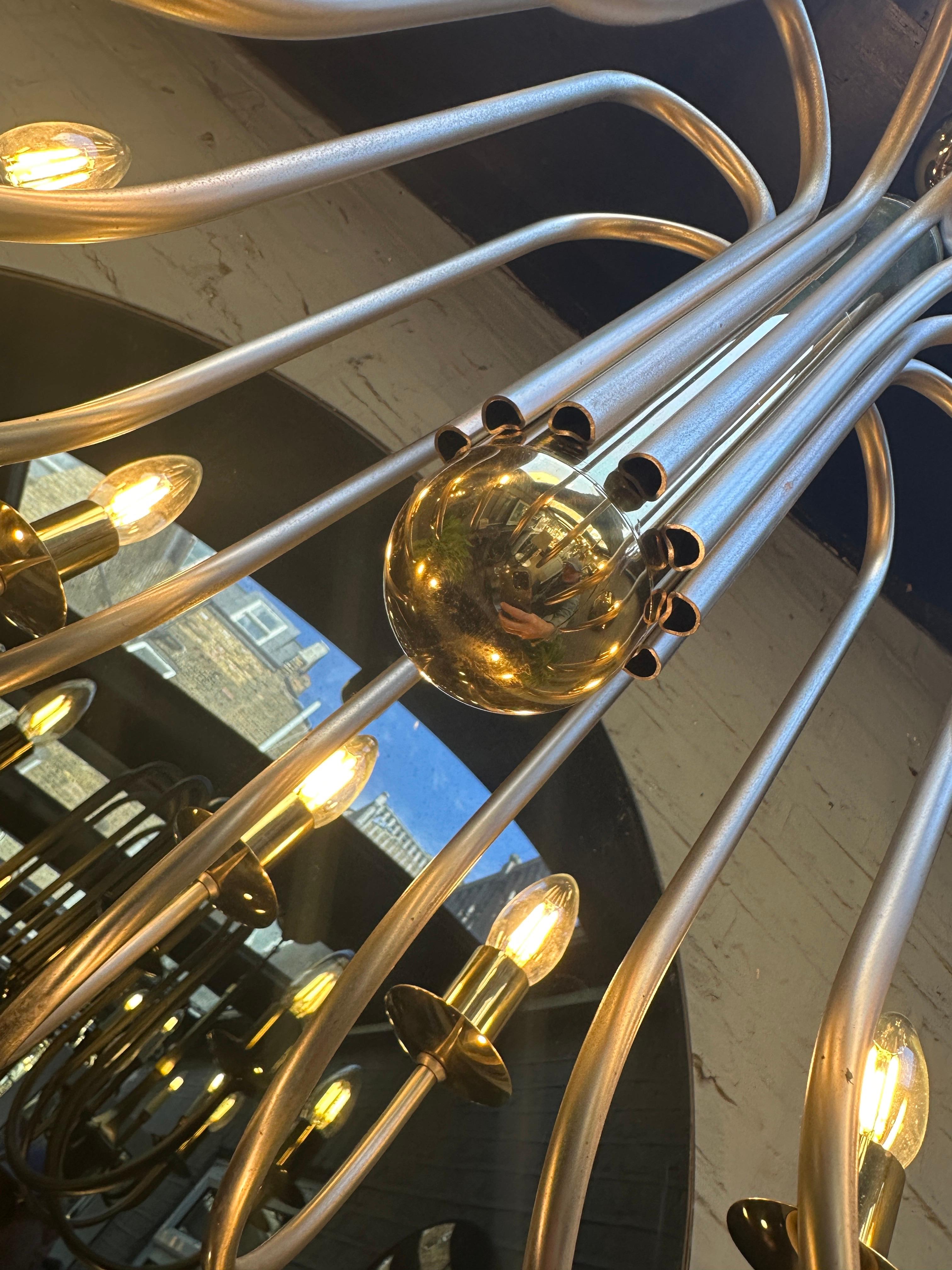 Un lampadario francese a dodici bracci in ottone e nichel in vendita 5