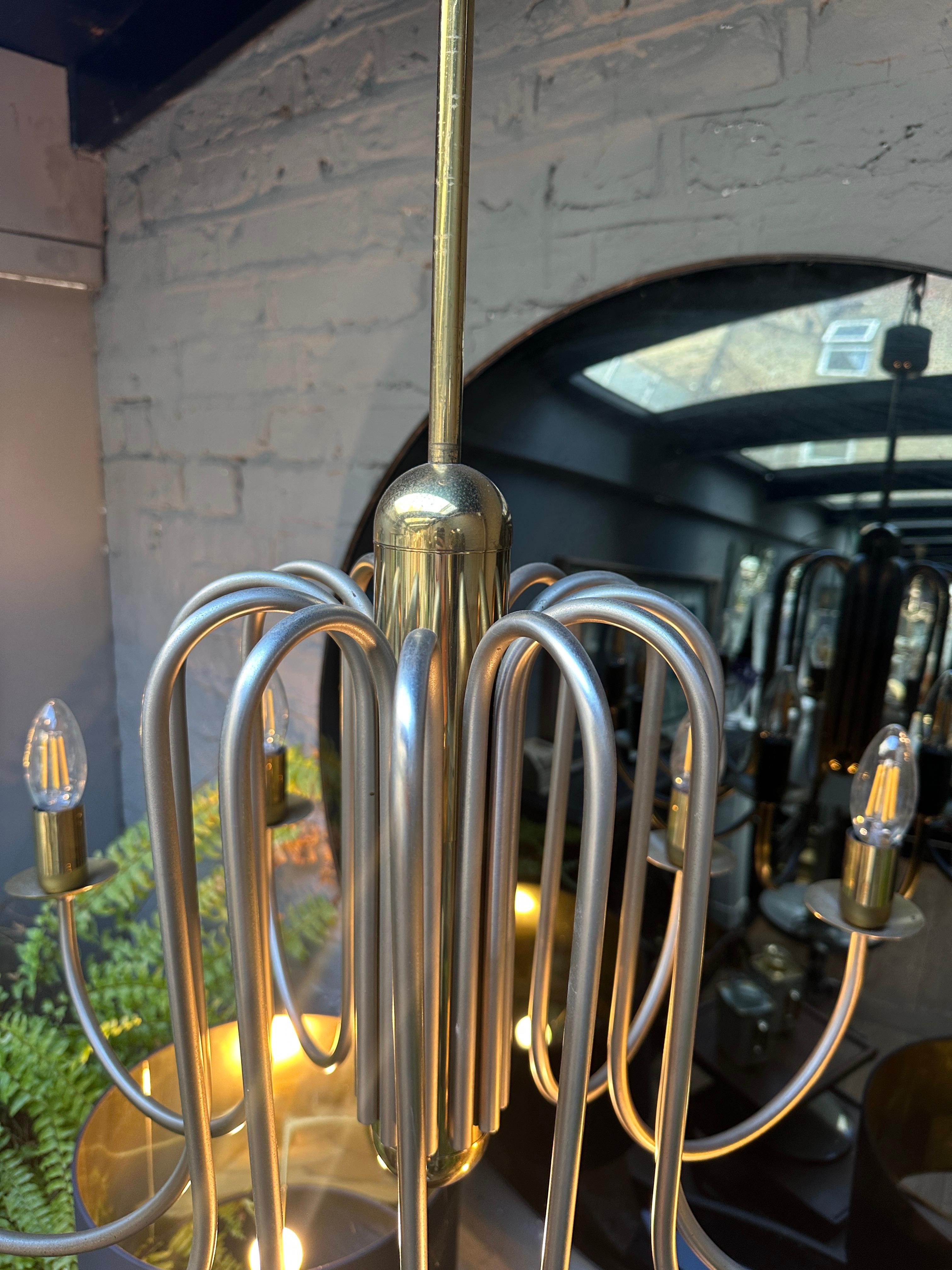 Mid-Century moderno Un lampadario francese a dodici bracci in ottone e nichel in vendita