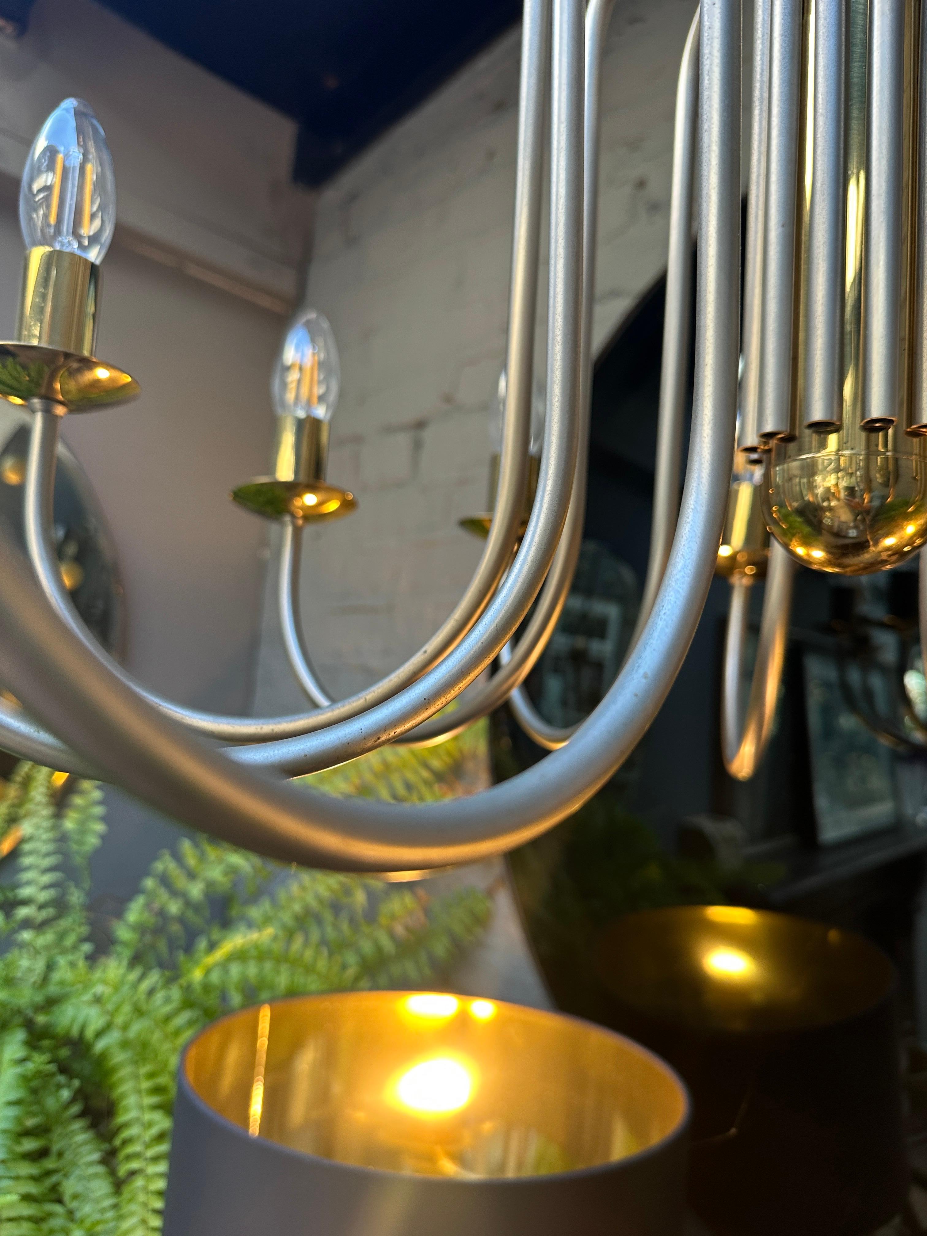 XX secolo Un lampadario francese a dodici bracci in ottone e nichel in vendita