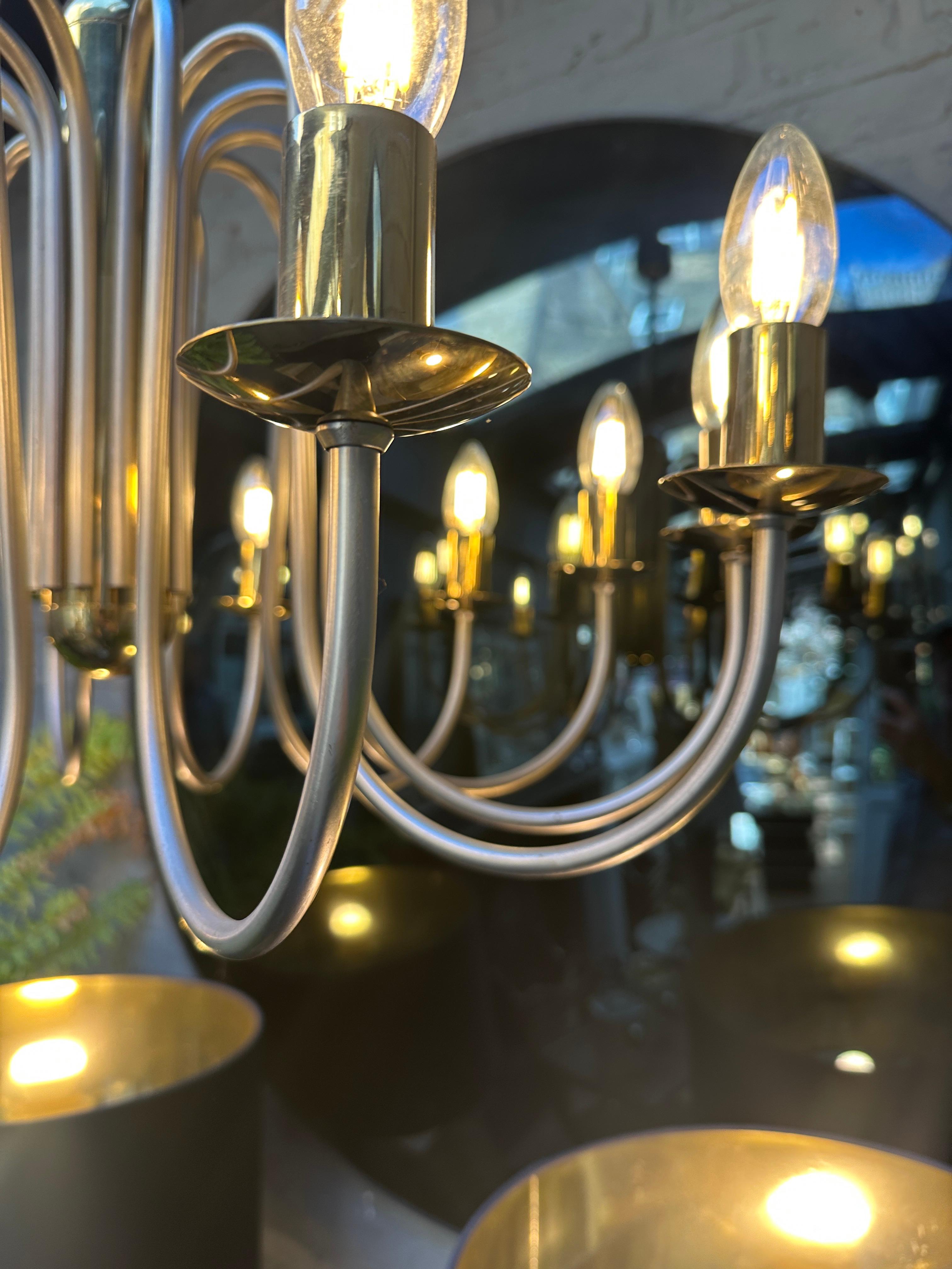 Un lampadario francese a dodici bracci in ottone e nichel in vendita 1