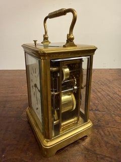 Orologio da carrozza francese in ottone con chiave originale e scatola di legno, inizio XX secolo