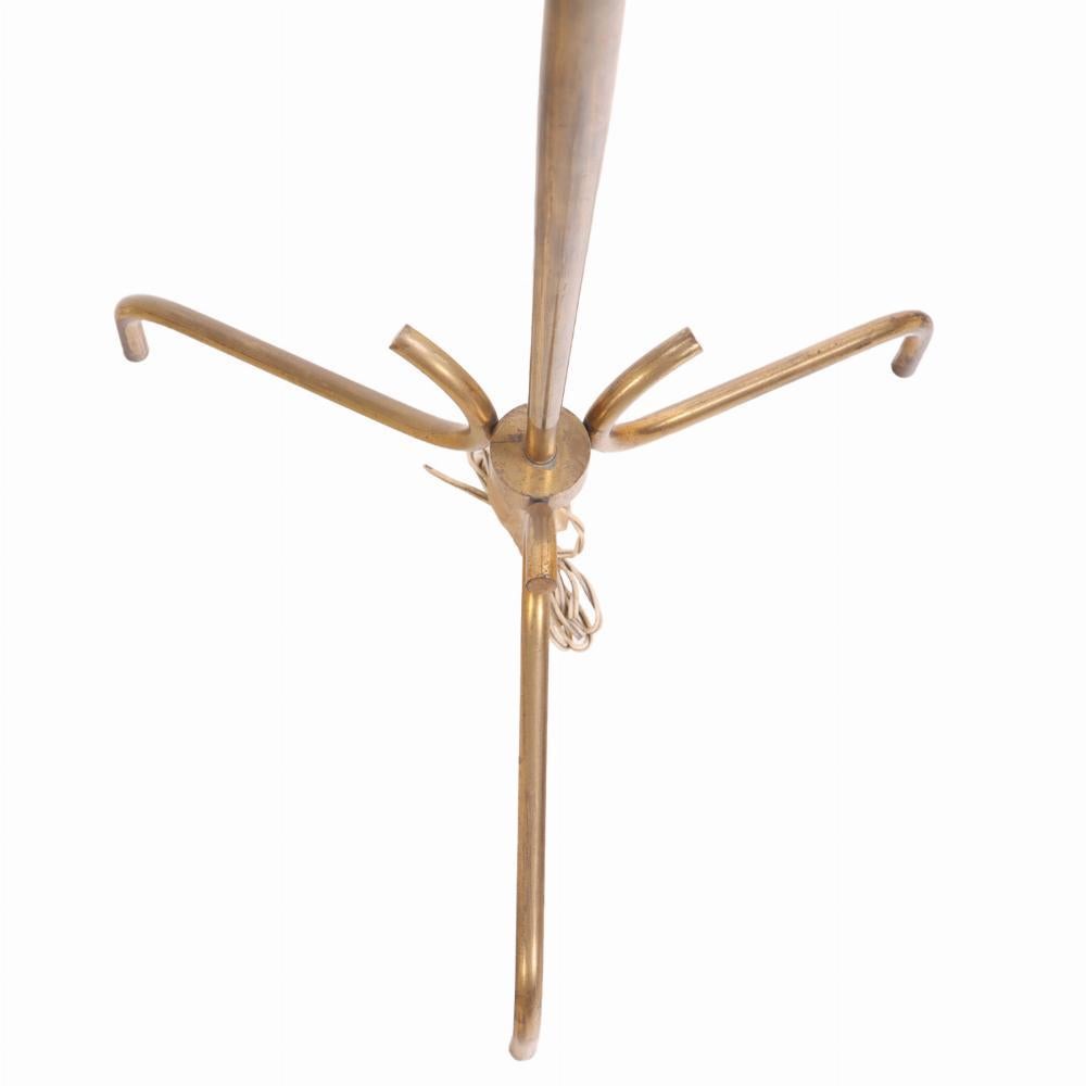 Lampada da terra francese in ottone, A.I.C. 1945. In condizioni buone in vendita a Philadelphia, PA
