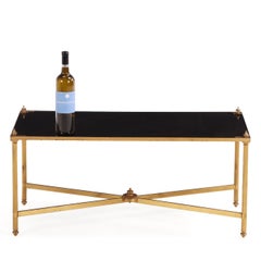 Una mesa de centro francesa de latón y cristal, al estilo de Maison Jansen, hacia 1950.