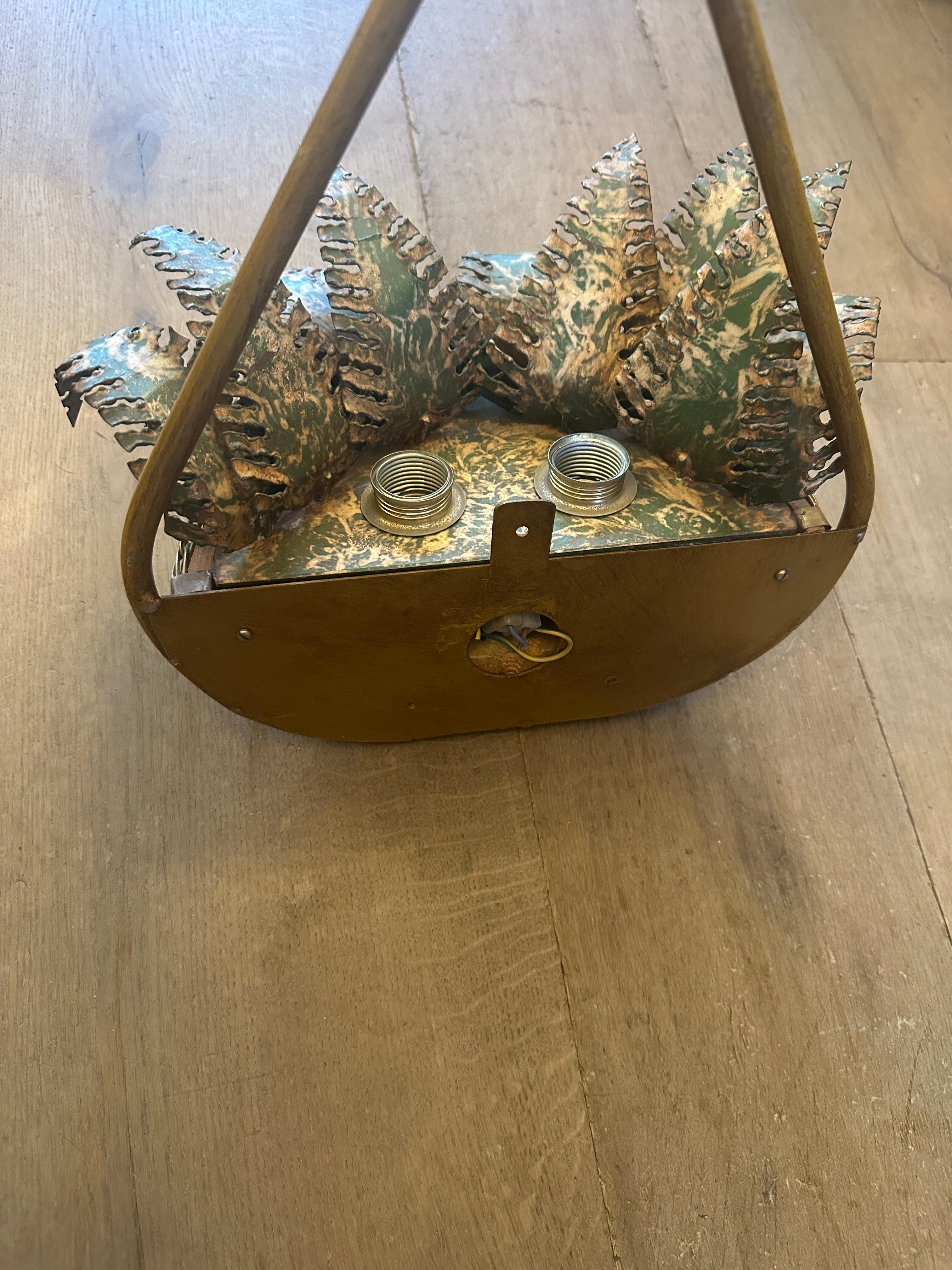 Un francese  Applique in ottone con cesto sospeso e felce dipinta in vendita 3