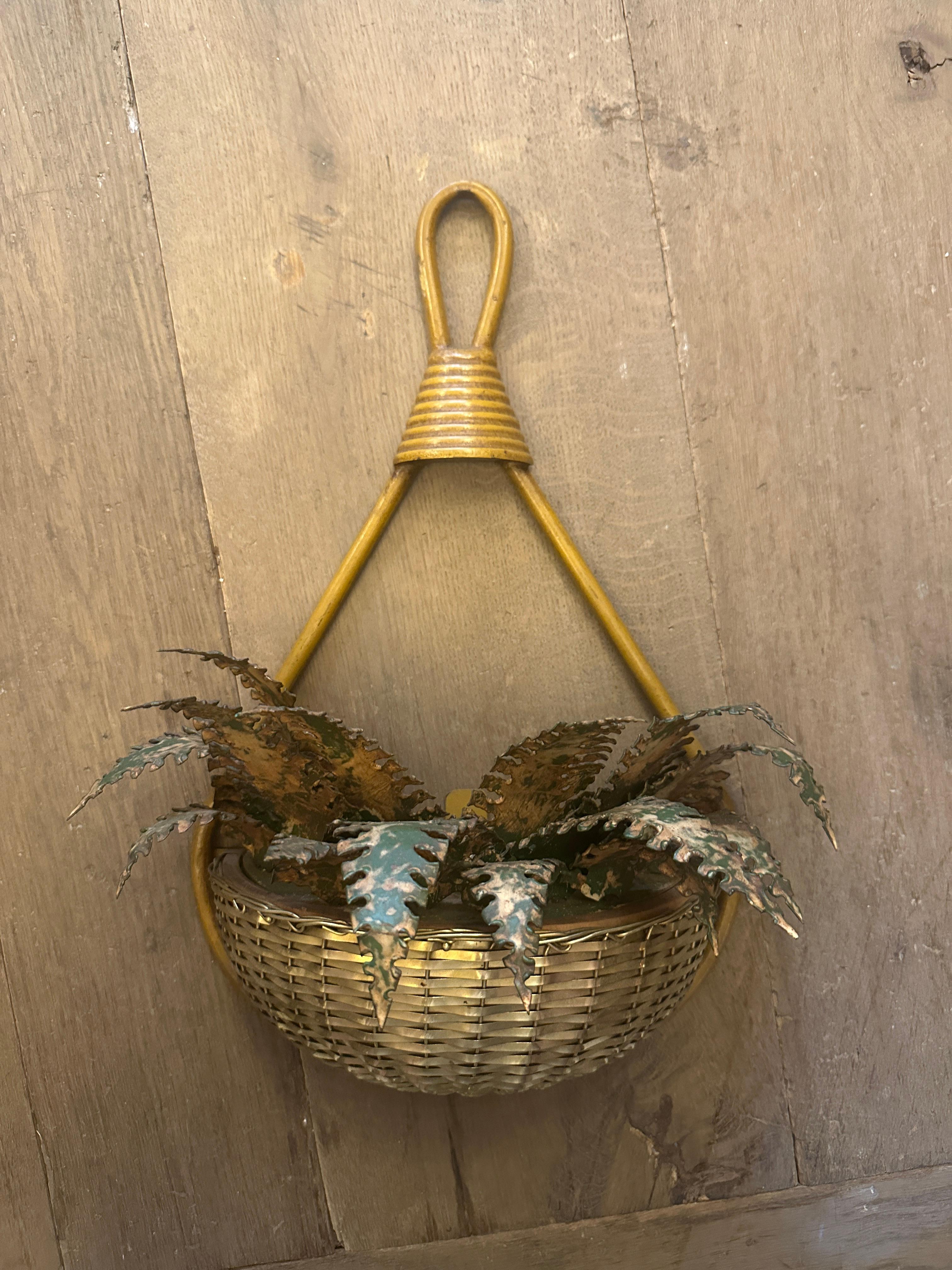 Spesso attribuita alla Maison Bagues, questa applique a cesto sospeso con felci a cascata e cesto in ottone intrecciato, con cornice dipinta a effetto vimini. 
Due apparecchi di illuminazione nascosti all'interno 

Francese Circa 1960