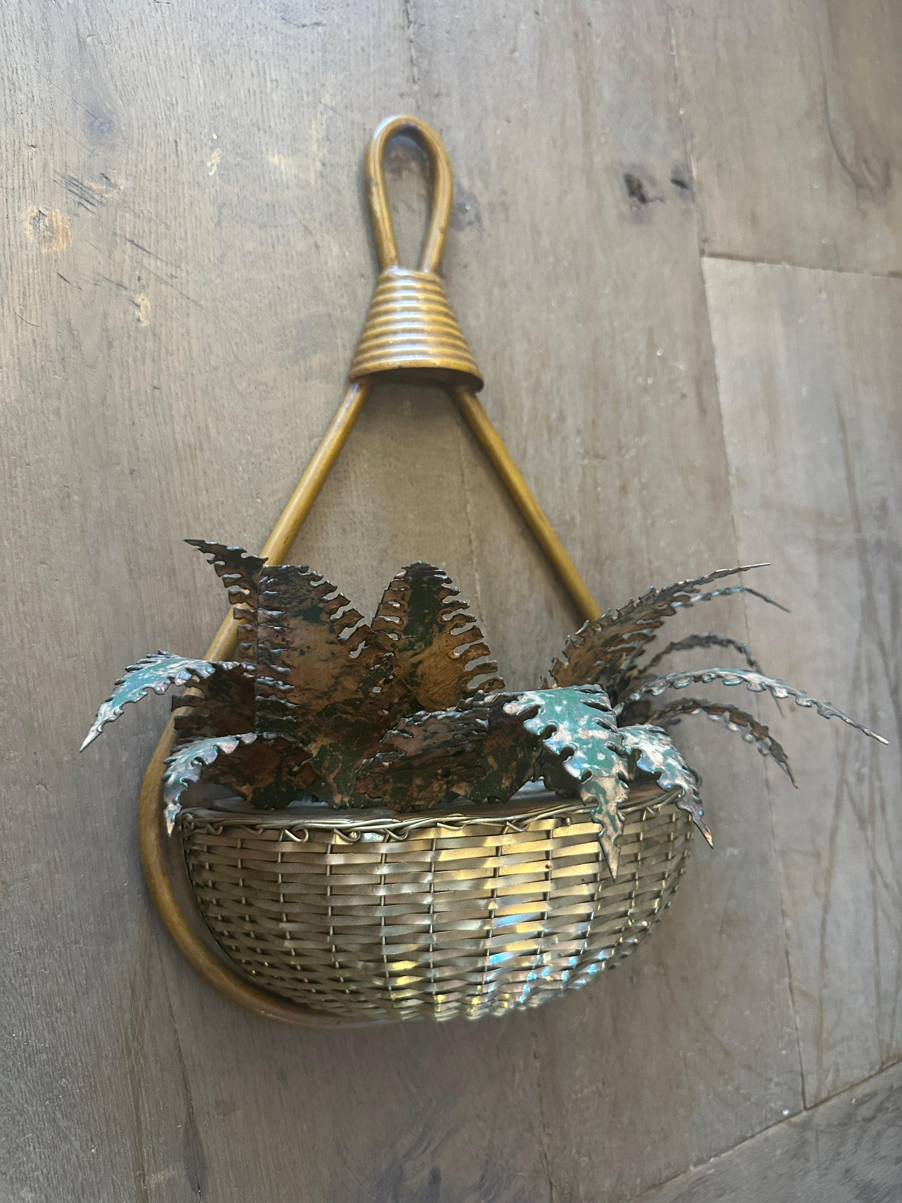 Francese Un francese  Applique in ottone con cesto sospeso e felce dipinta in vendita