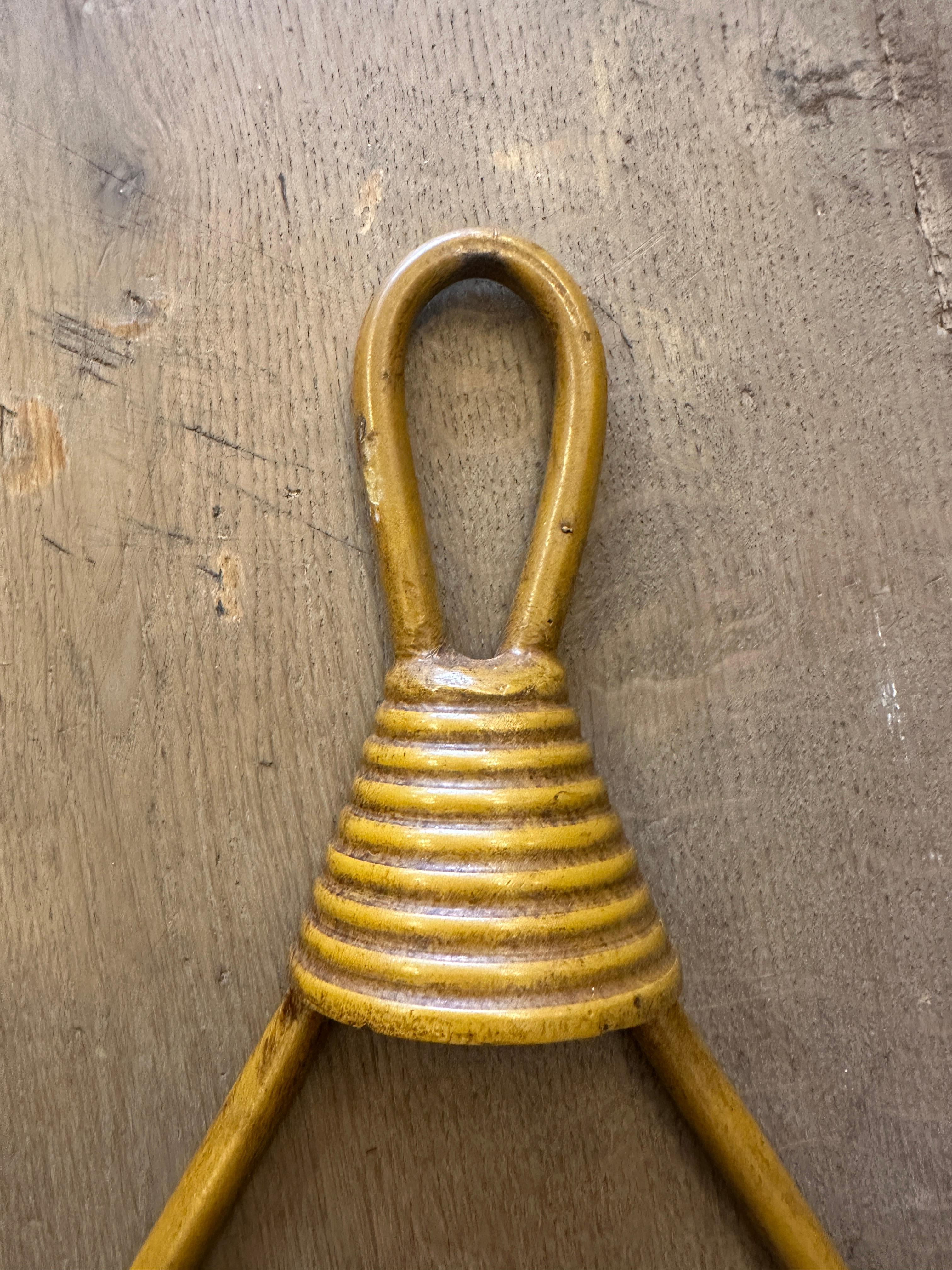 Un francese  Applique in ottone con cesto sospeso e felce dipinta In condizioni buone in vendita a London, GB