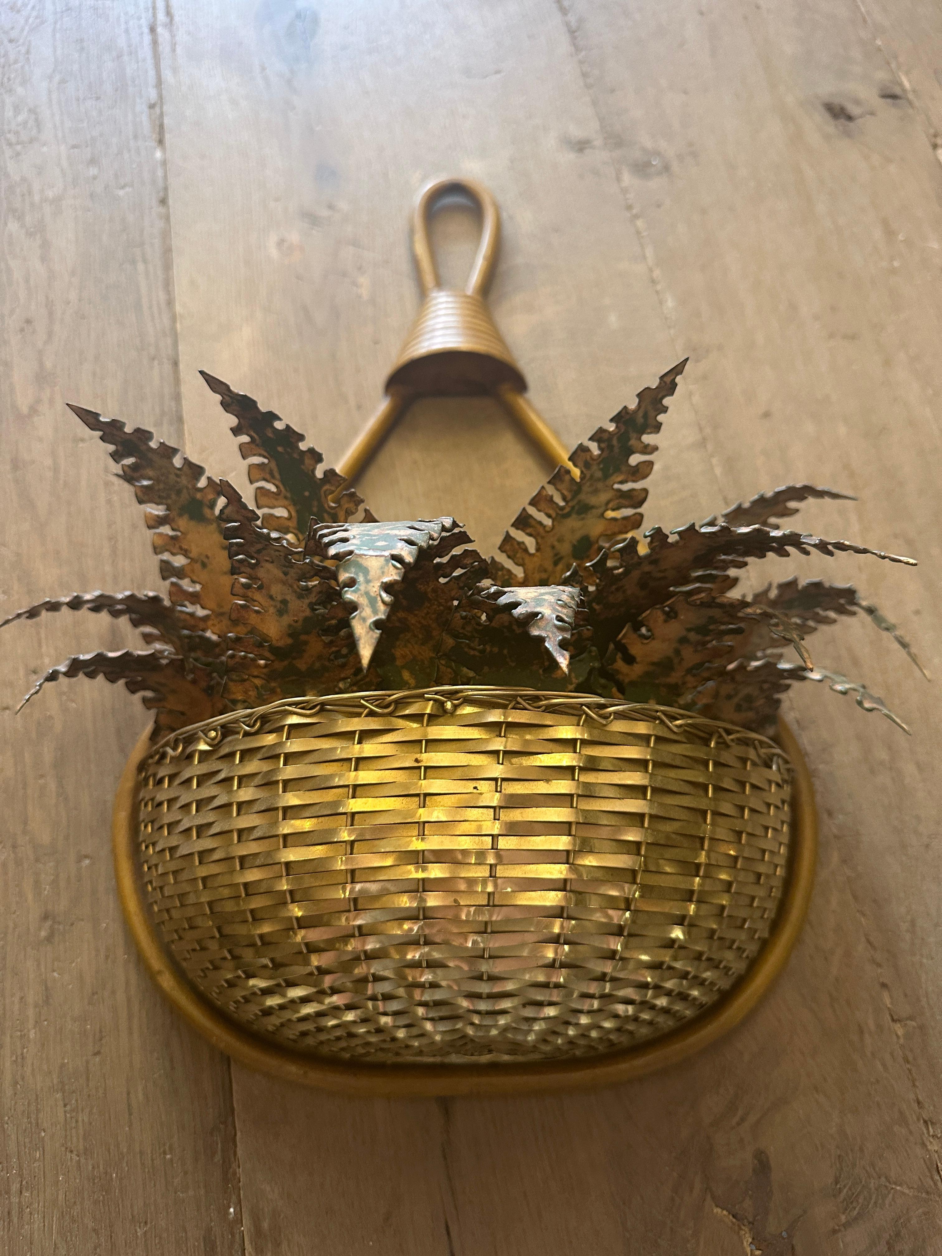 Metà XVII secolo Un francese  Applique in ottone con cesto sospeso e felce dipinta in vendita
