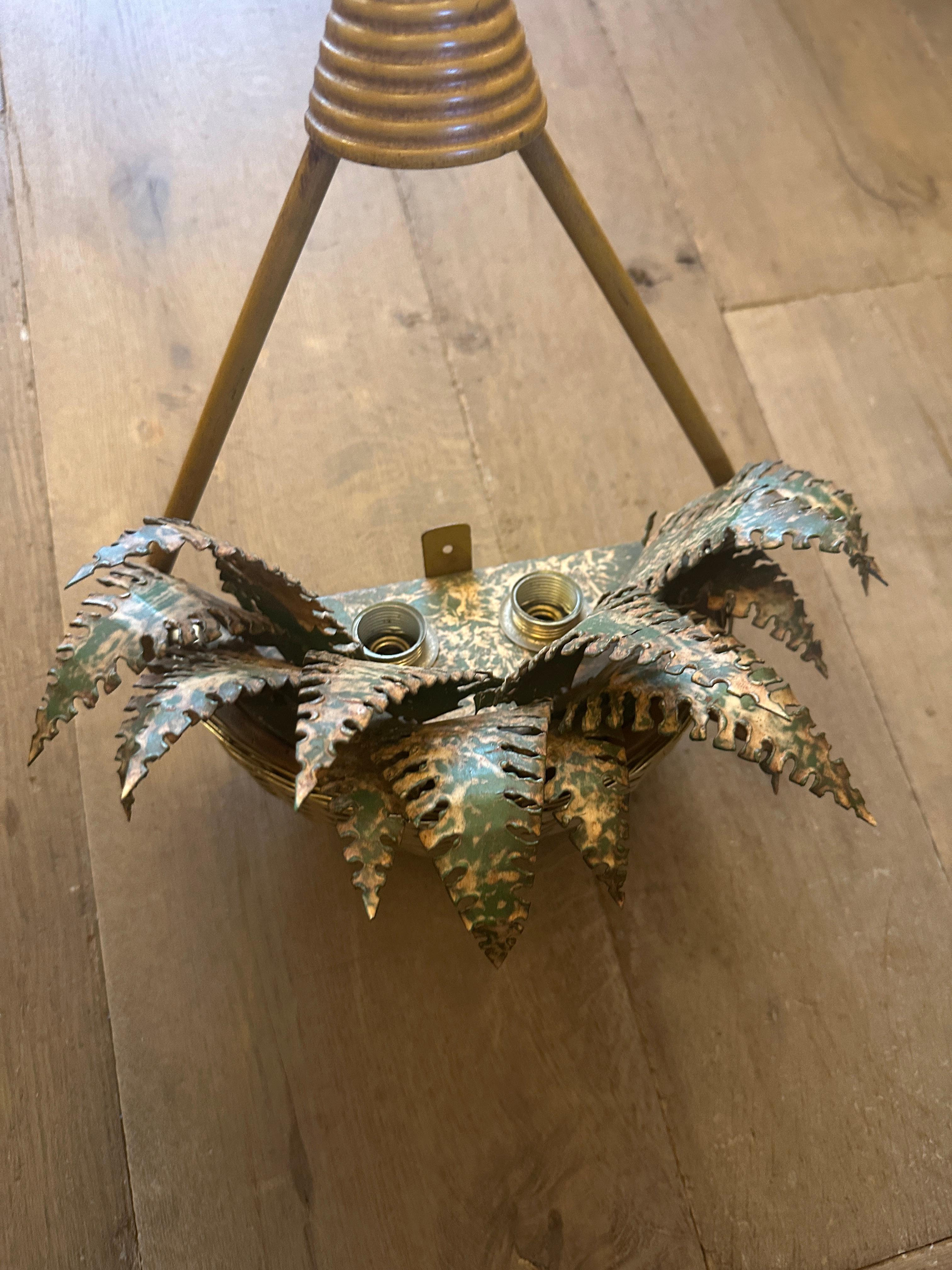 Un francese  Applique in ottone con cesto sospeso e felce dipinta in vendita 1