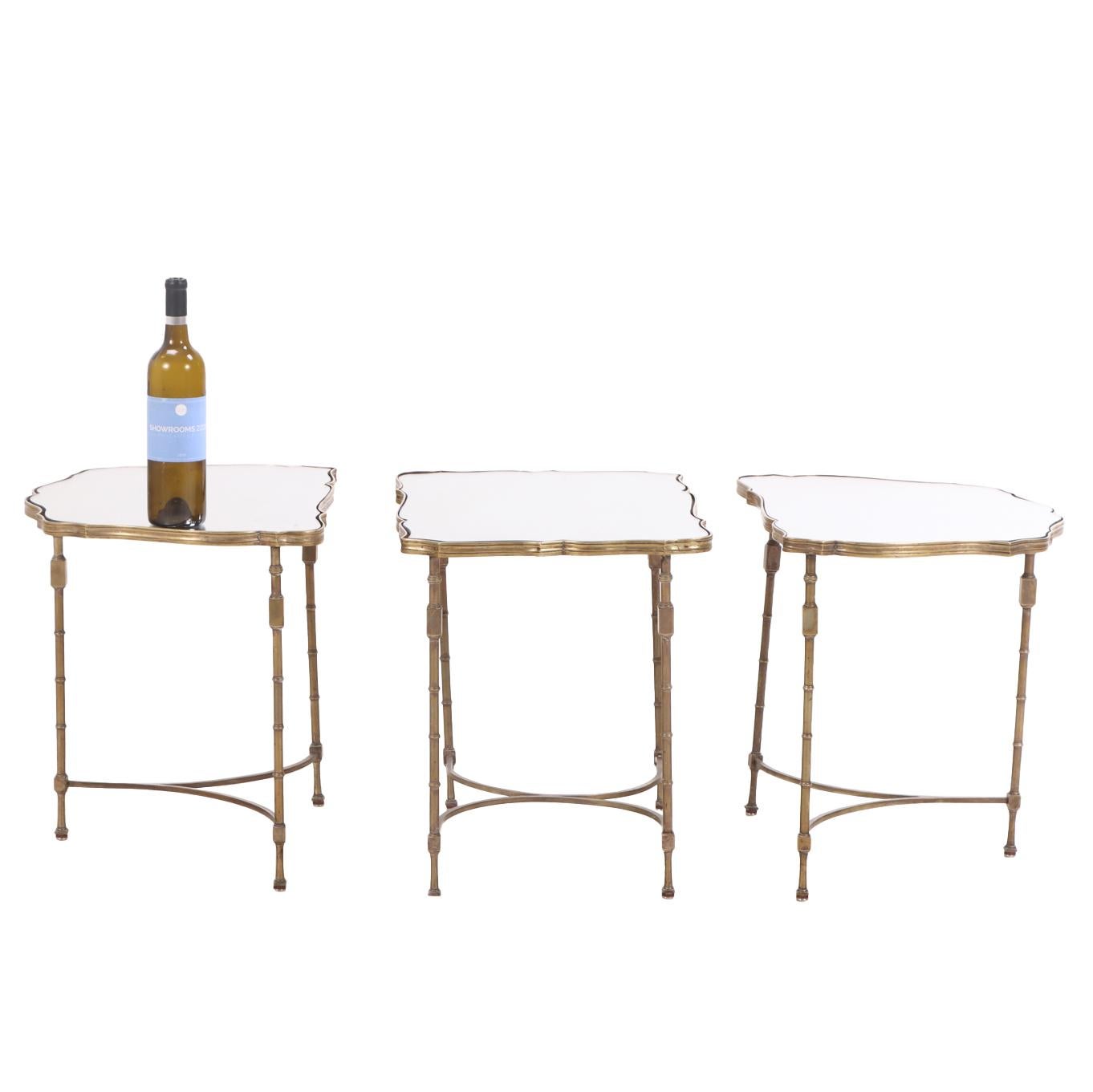 Français A.I.C. Table basse tripartite en laiton et miroir, C. 1950. en vente