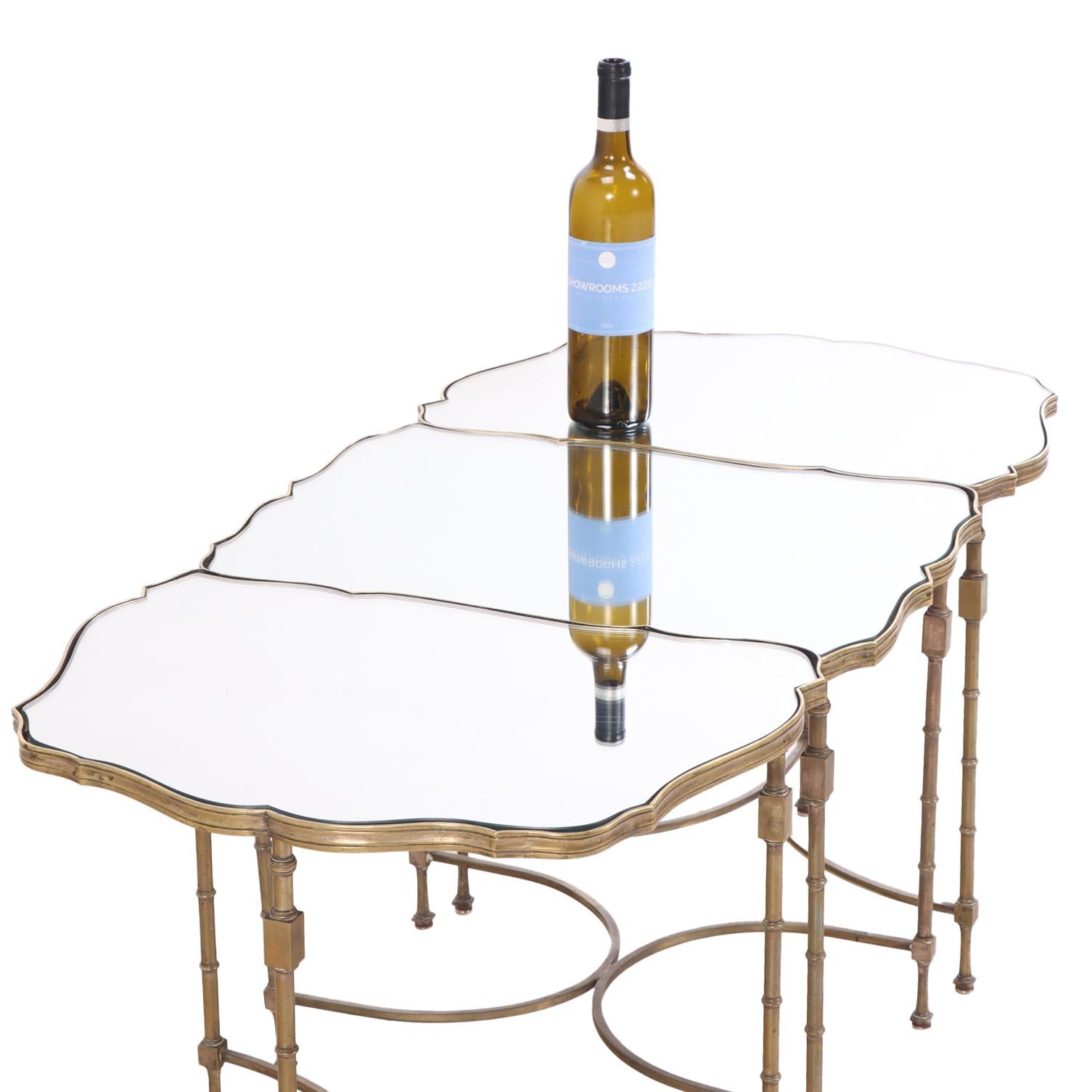 A.I.C. Table basse tripartite en laiton et miroir, C. 1950. Bon état - En vente à Philadelphia, PA