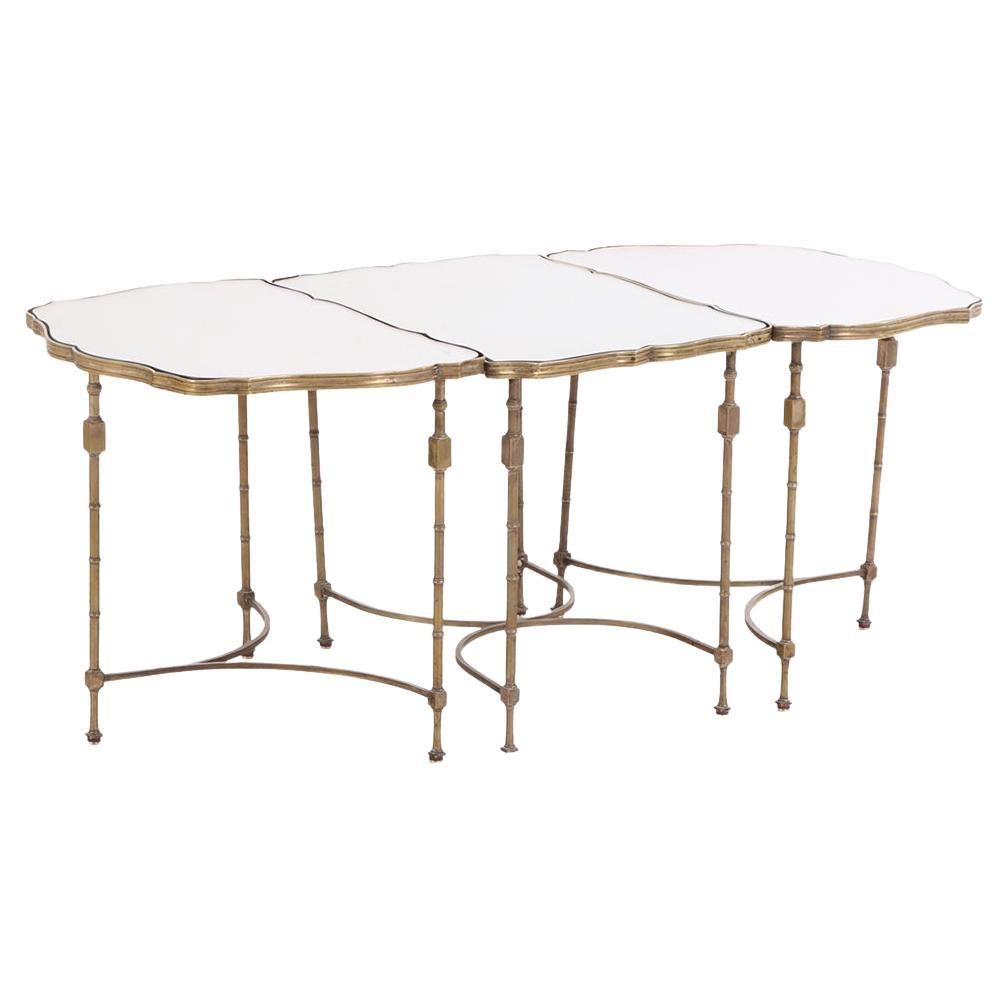 A.I.C. Table basse tripartite en laiton et miroir, C. 1950. en vente