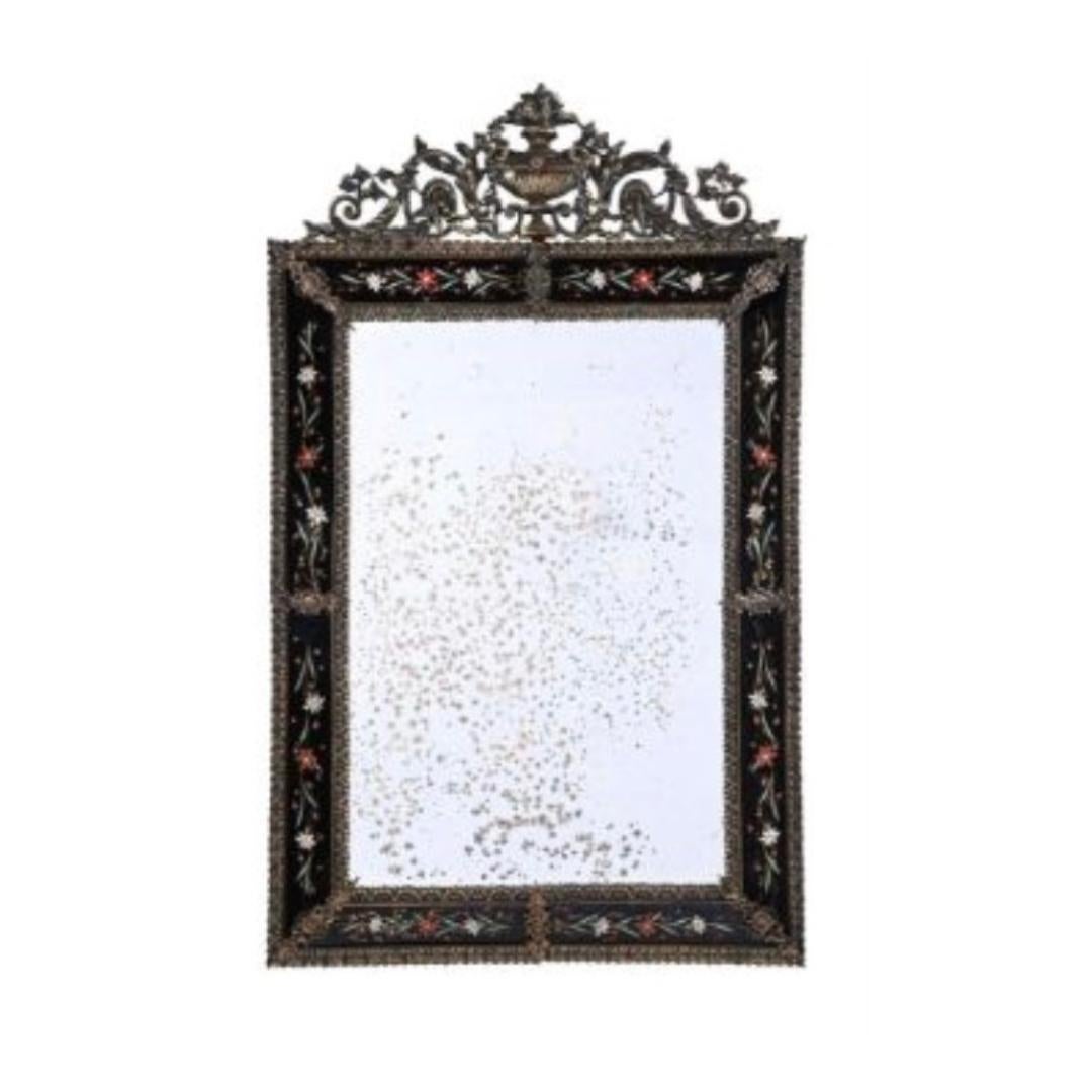 Miroir mural marginal en verre peint à l'émail et monté sur laiton, seconde moitié du XIXe siècle

136 cm de haut, 83 cm de large, 7 cm de profondeur

la plaque miroir est une plaque de remplacement 