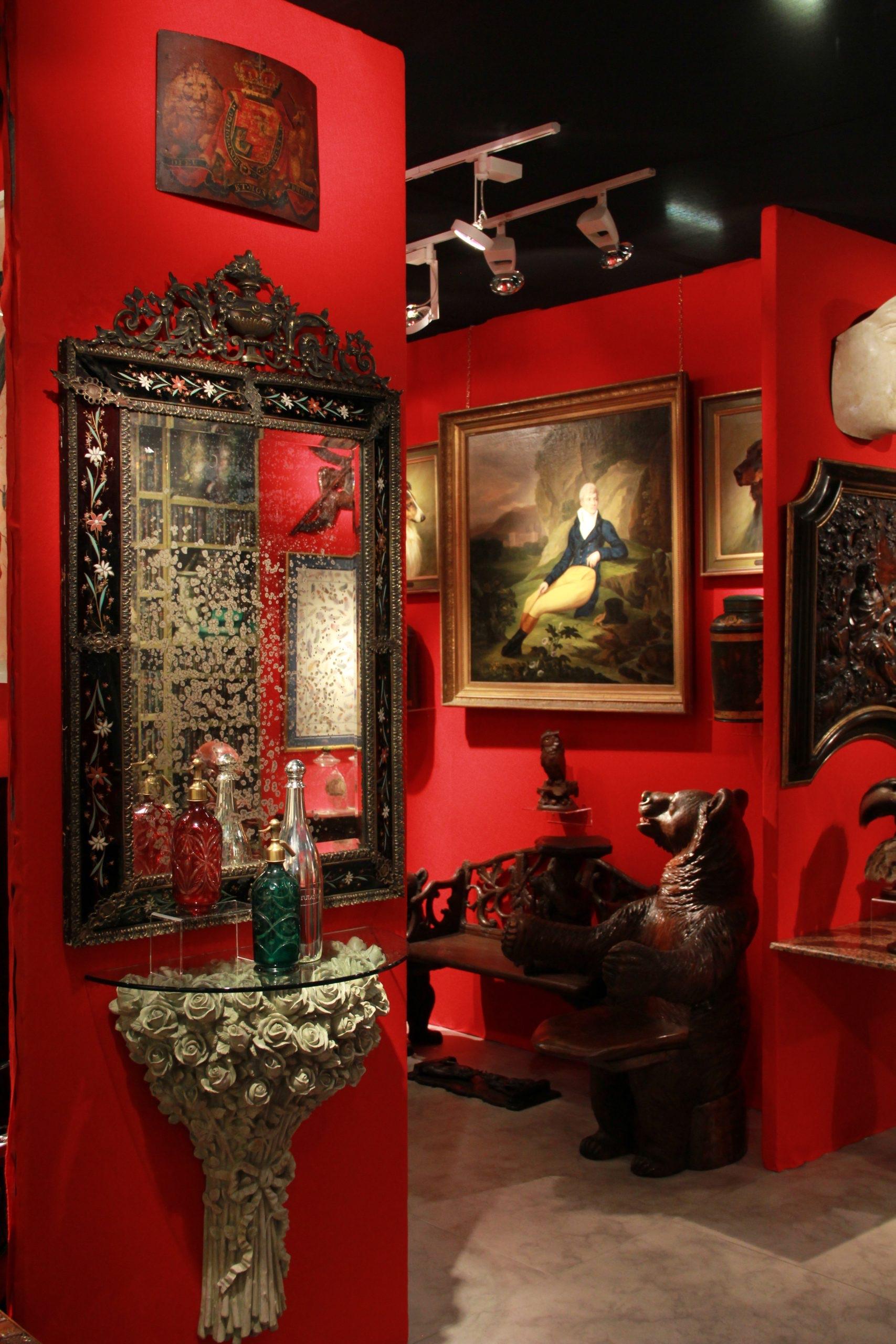 Français Miroir mural marginal en laiton et verre peint à l'émail en vente